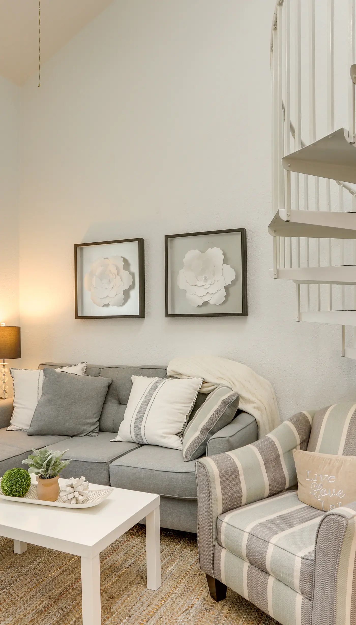 Charming Condo on Lake Erie w/ Community Pool