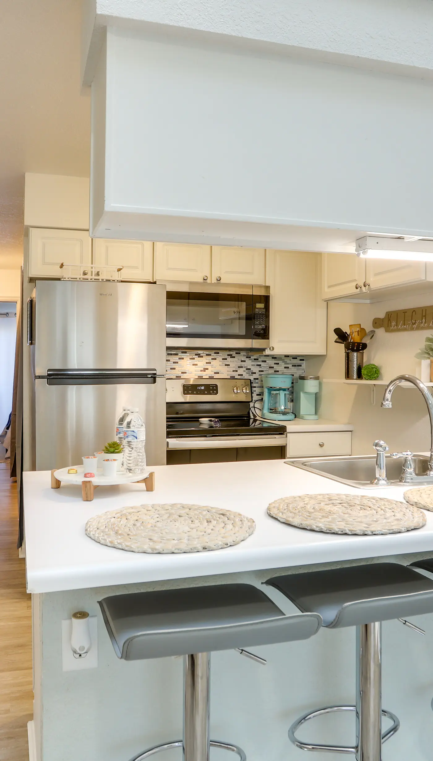 Charming Condo on Lake Erie w/ Community Pool