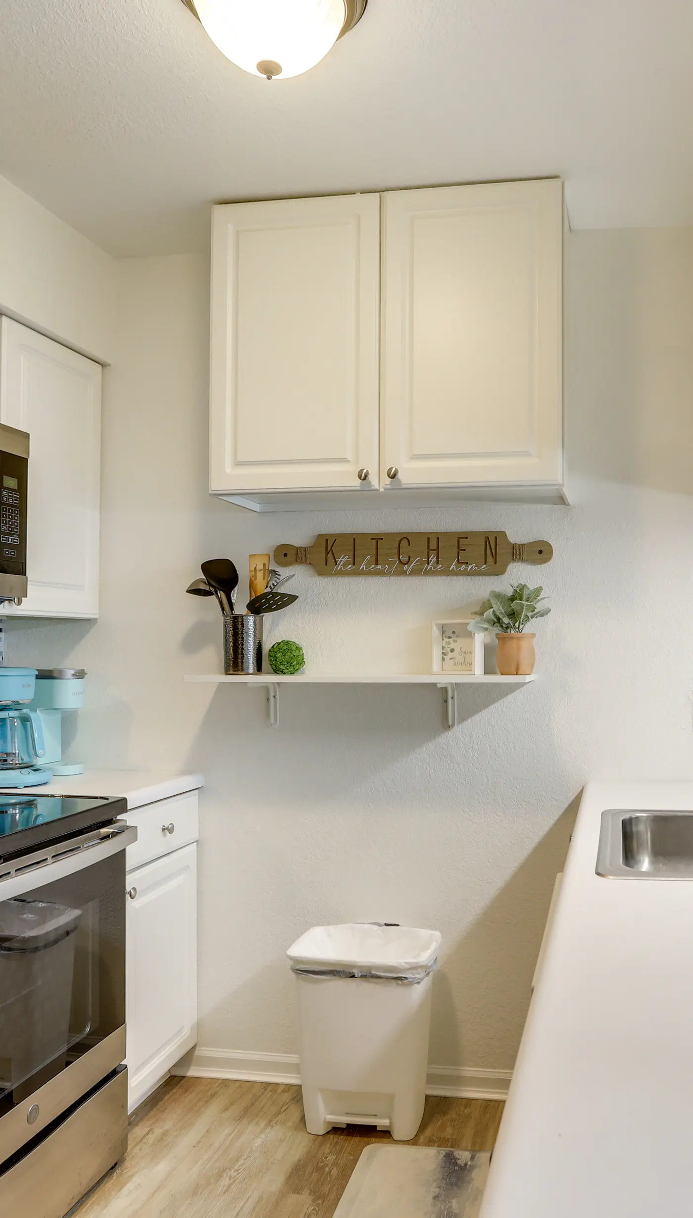 Charming Condo on Lake Erie w/ Community Pool