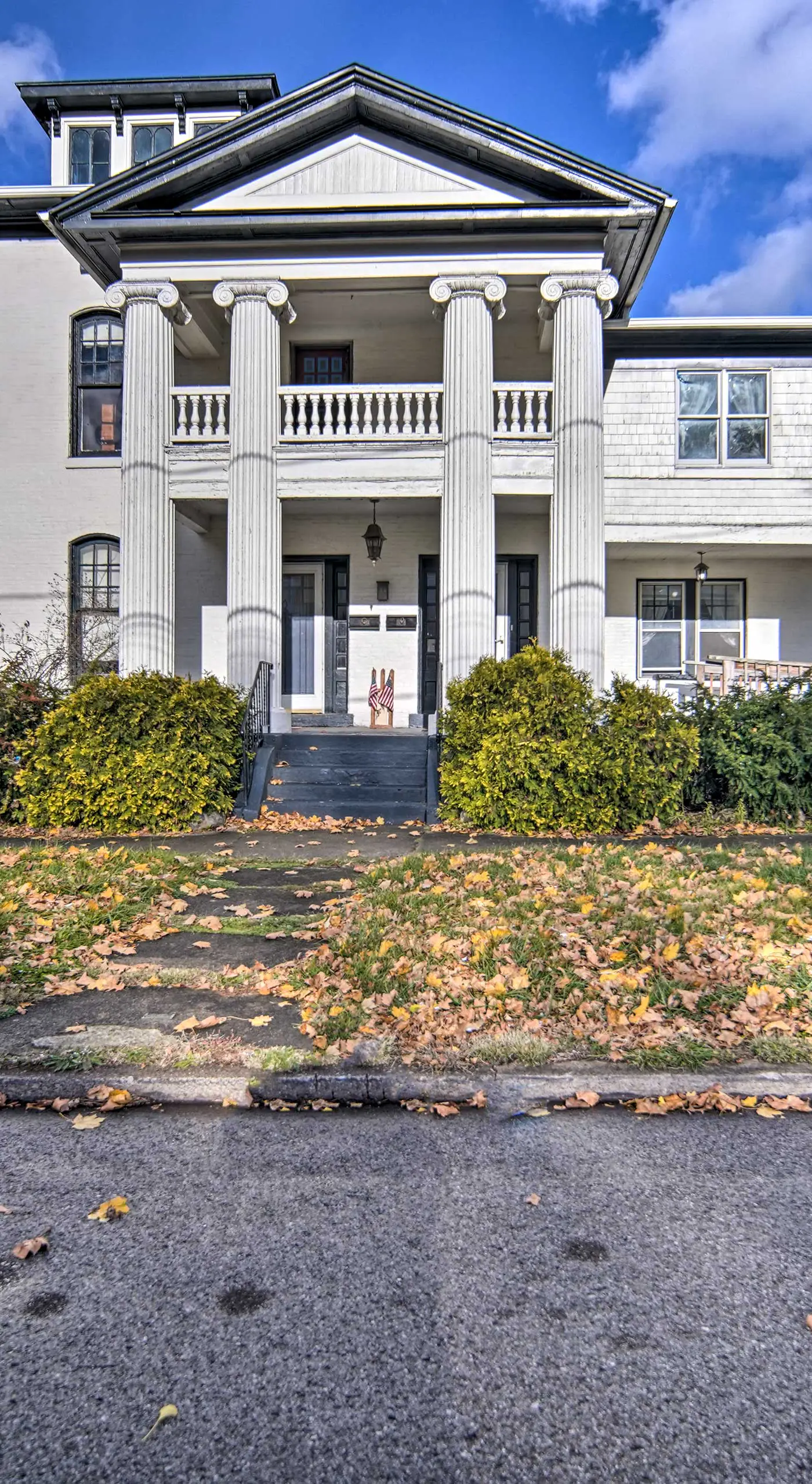 Historic Family Home 2 Mi to Lake Erie & Zoo!