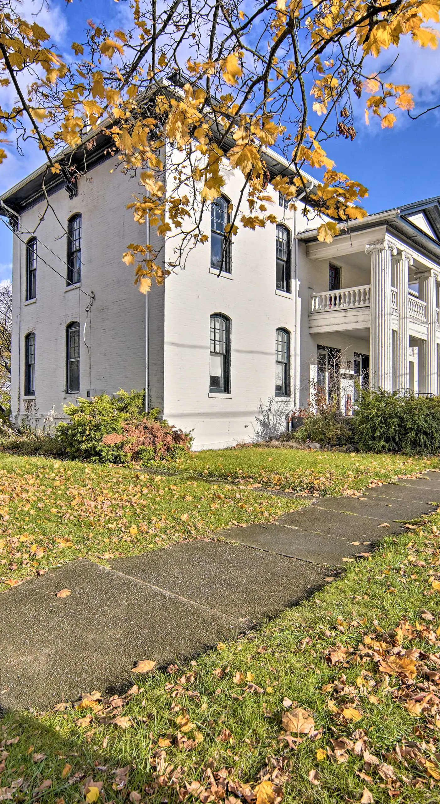 Historic Family Home 2 Mi to Lake Erie & Zoo!
