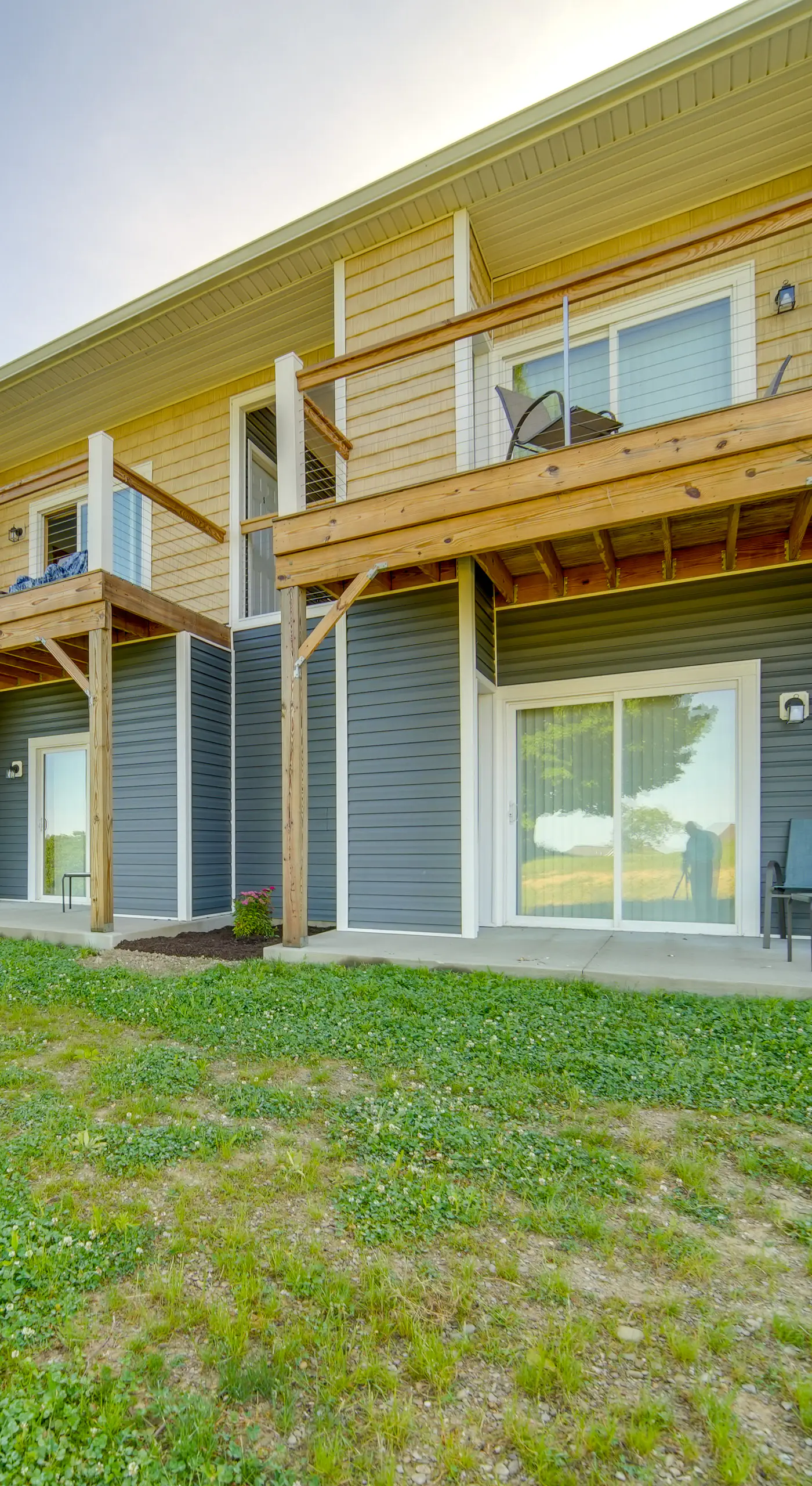 4 Mi to Lake: Golf-View Erie Condo w/ Porch