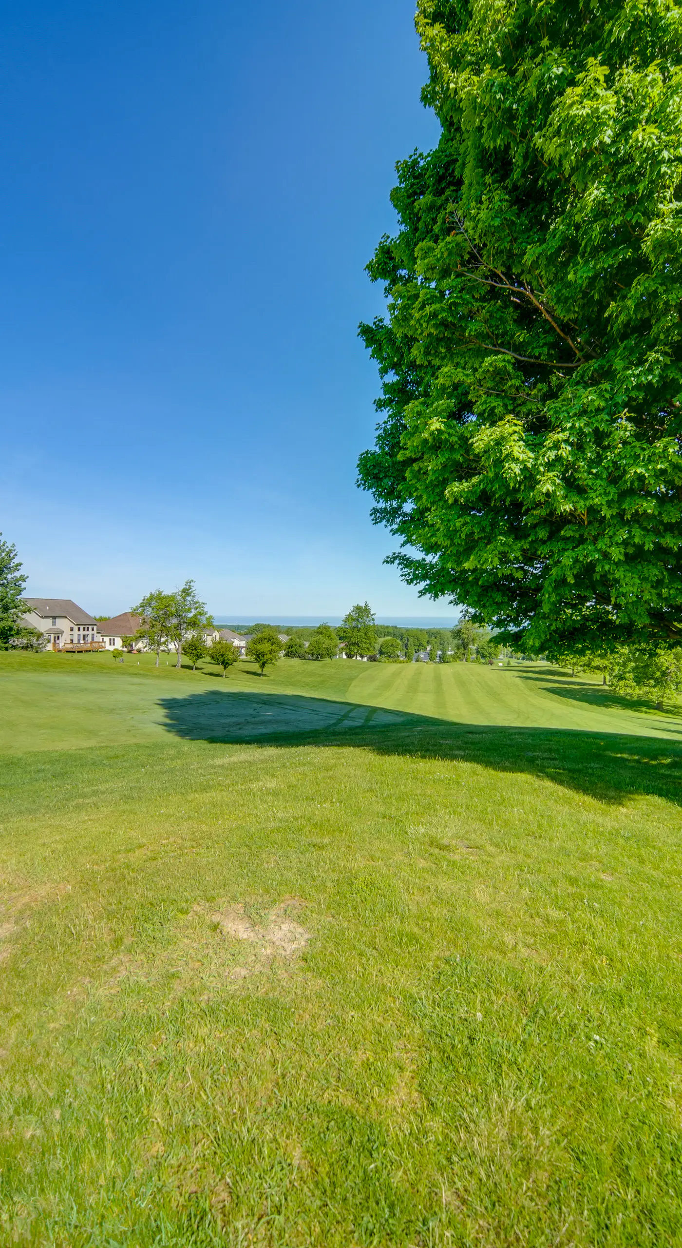 4 Mi to Lake: Golf-View Erie Condo w/ Porch
