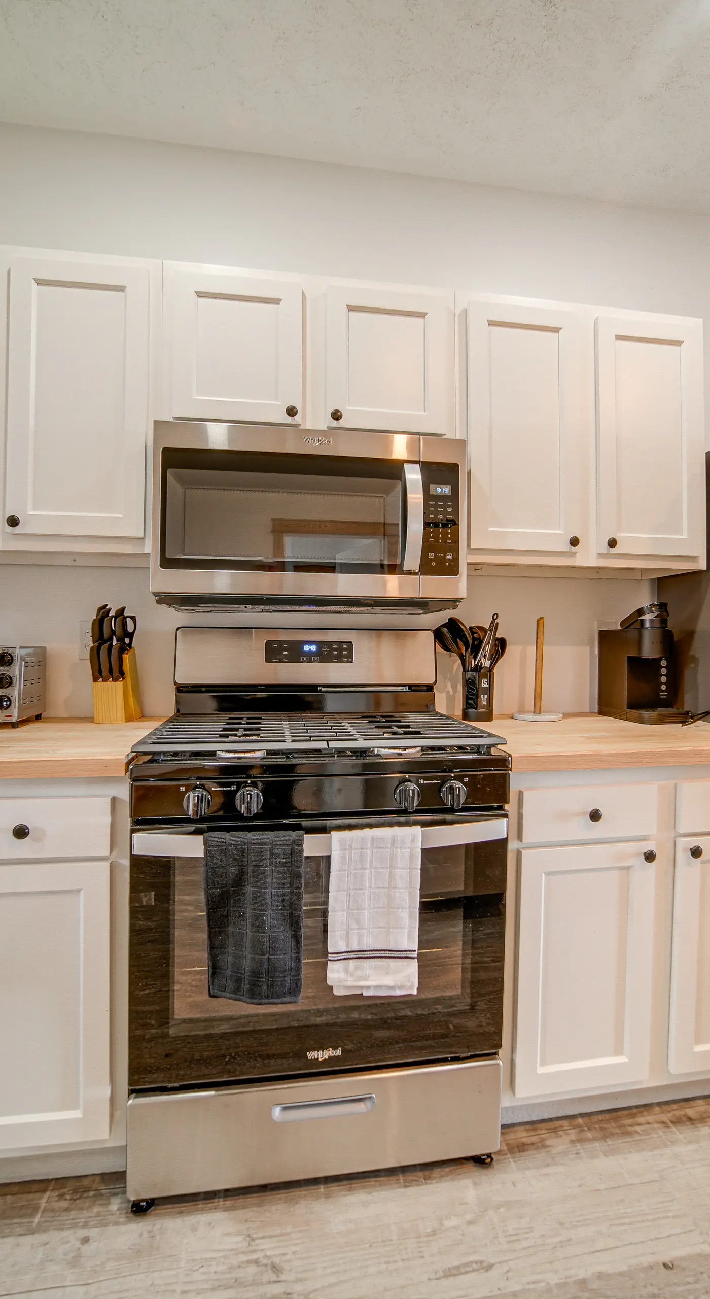 4 Mi to Lake: Golf-View Erie Condo w/ Porch