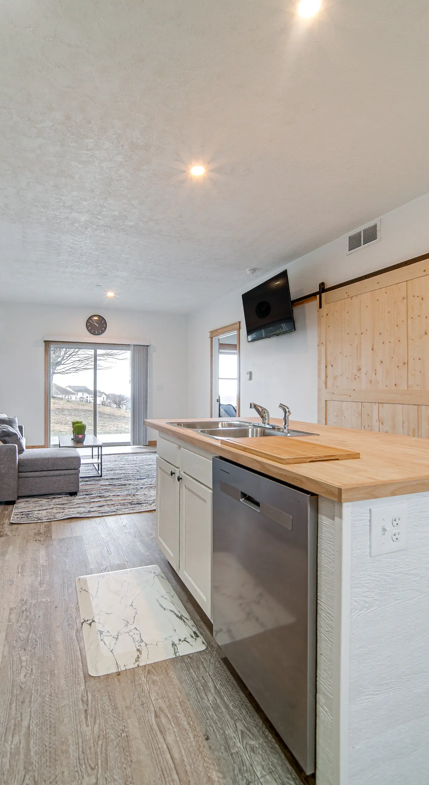 4 Mi to Lake: Golf-View Erie Condo w/ Porch