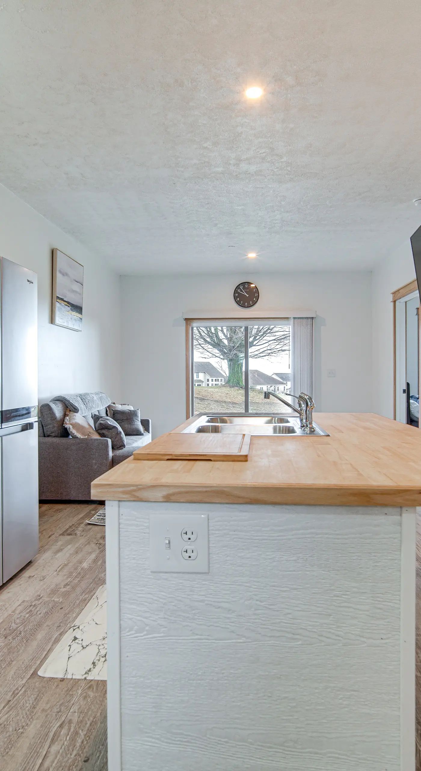 4 Mi to Lake: Golf-View Erie Condo w/ Porch