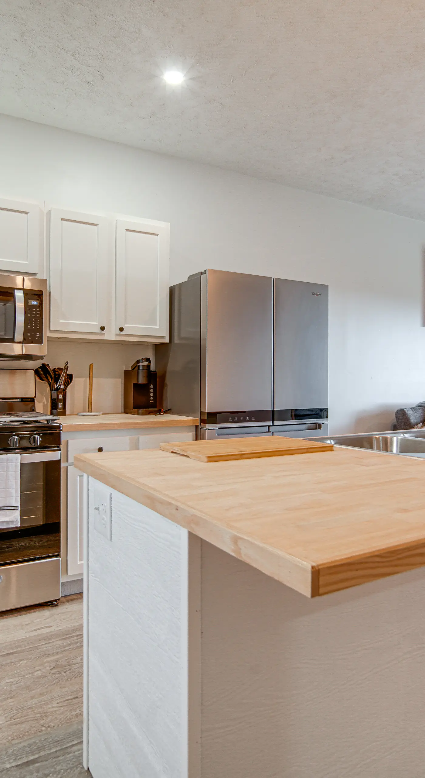 4 Mi to Lake: Golf-View Erie Condo w/ Porch