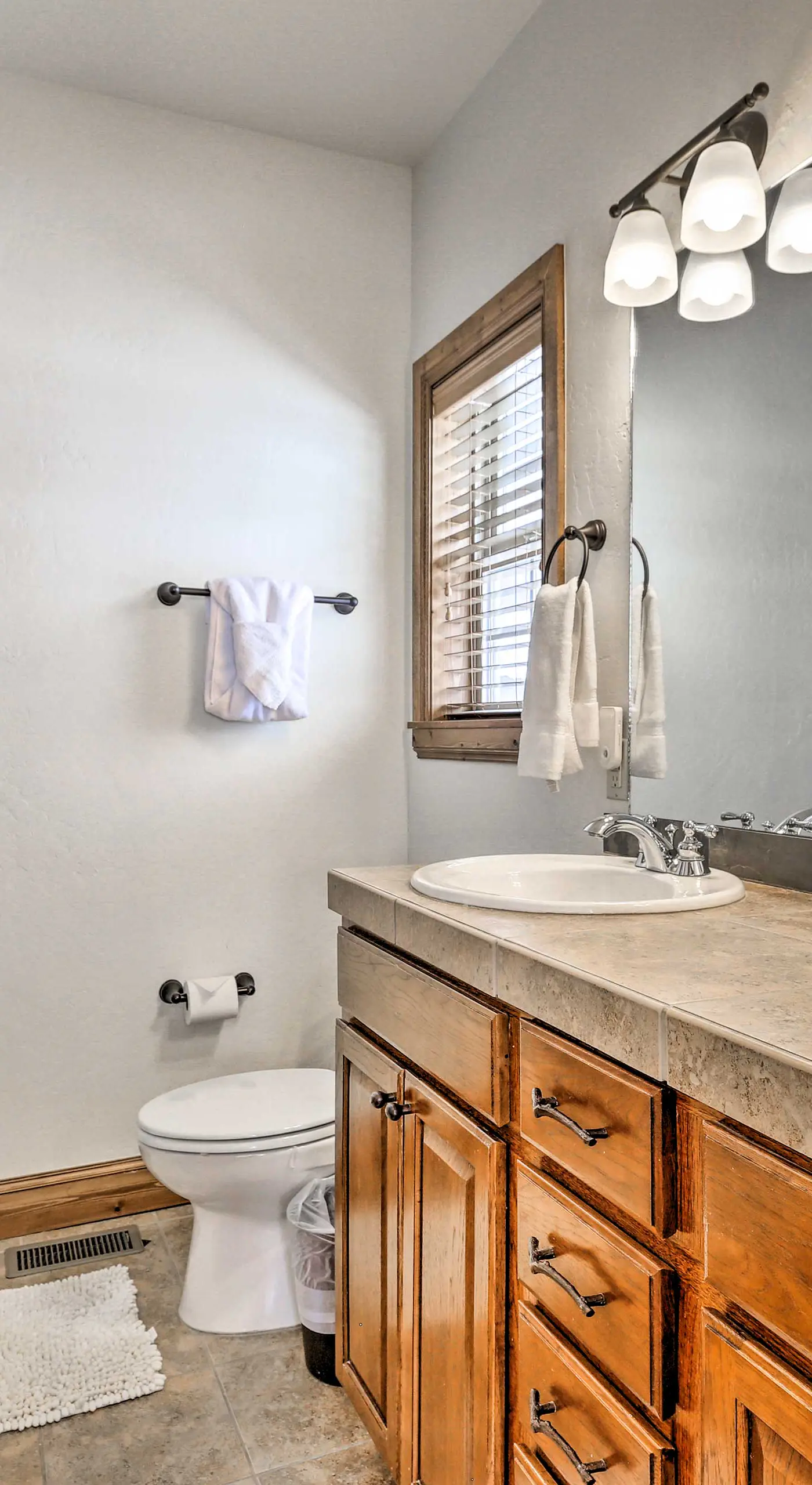 Luxe Rocky Mtn Retreat w/ Hot Tub - By Winter Park