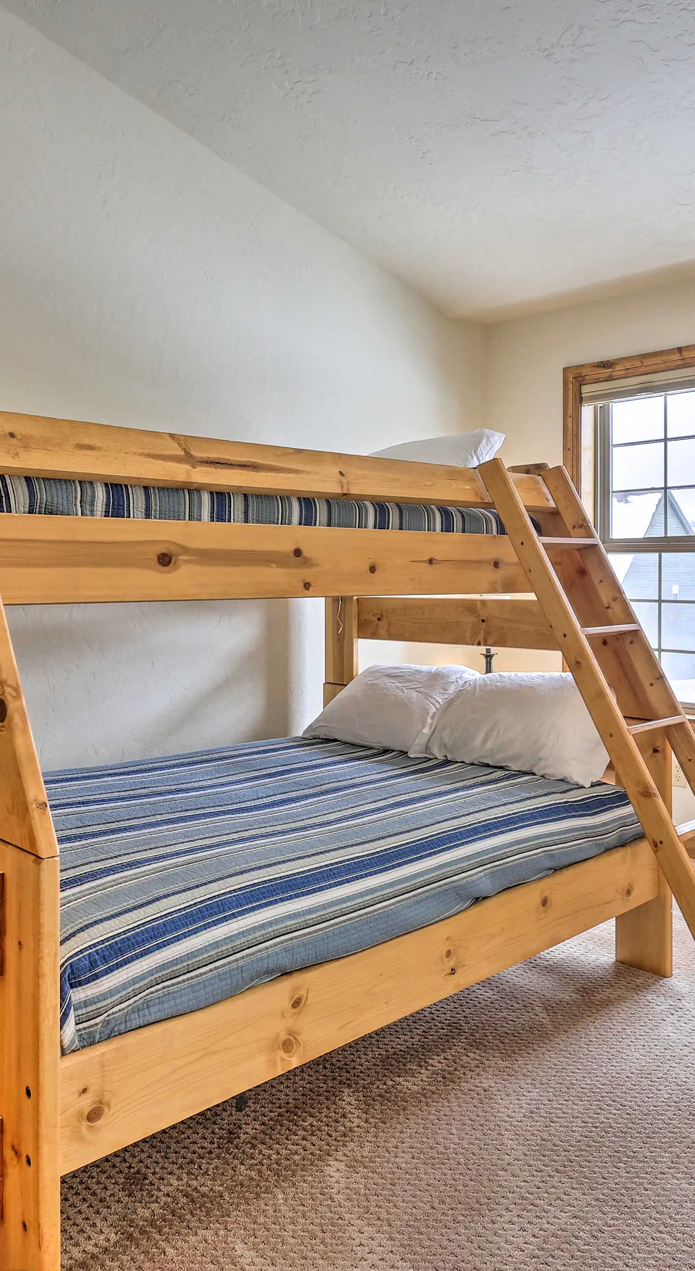 Luxe Rocky Mtn Retreat w/ Hot Tub - By Winter Park