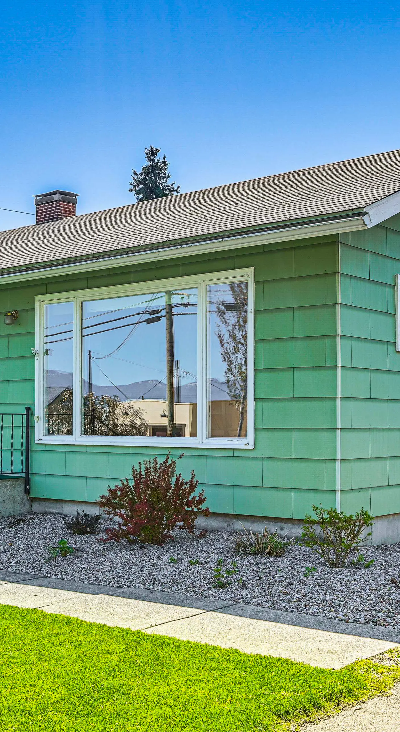 Walk to Flathead Lake: Airy Home w/ Mtn Views!