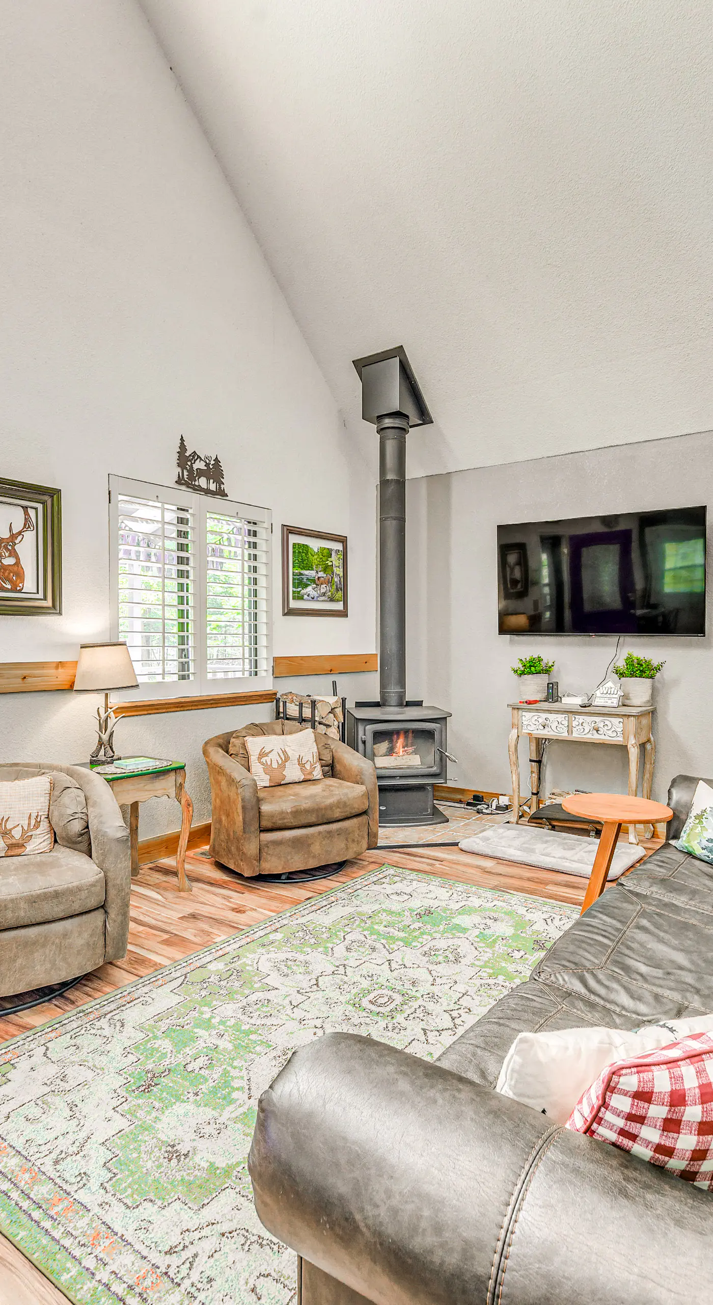 Quaint Cloudcroft Cabin w/ Stunning Forest Views!