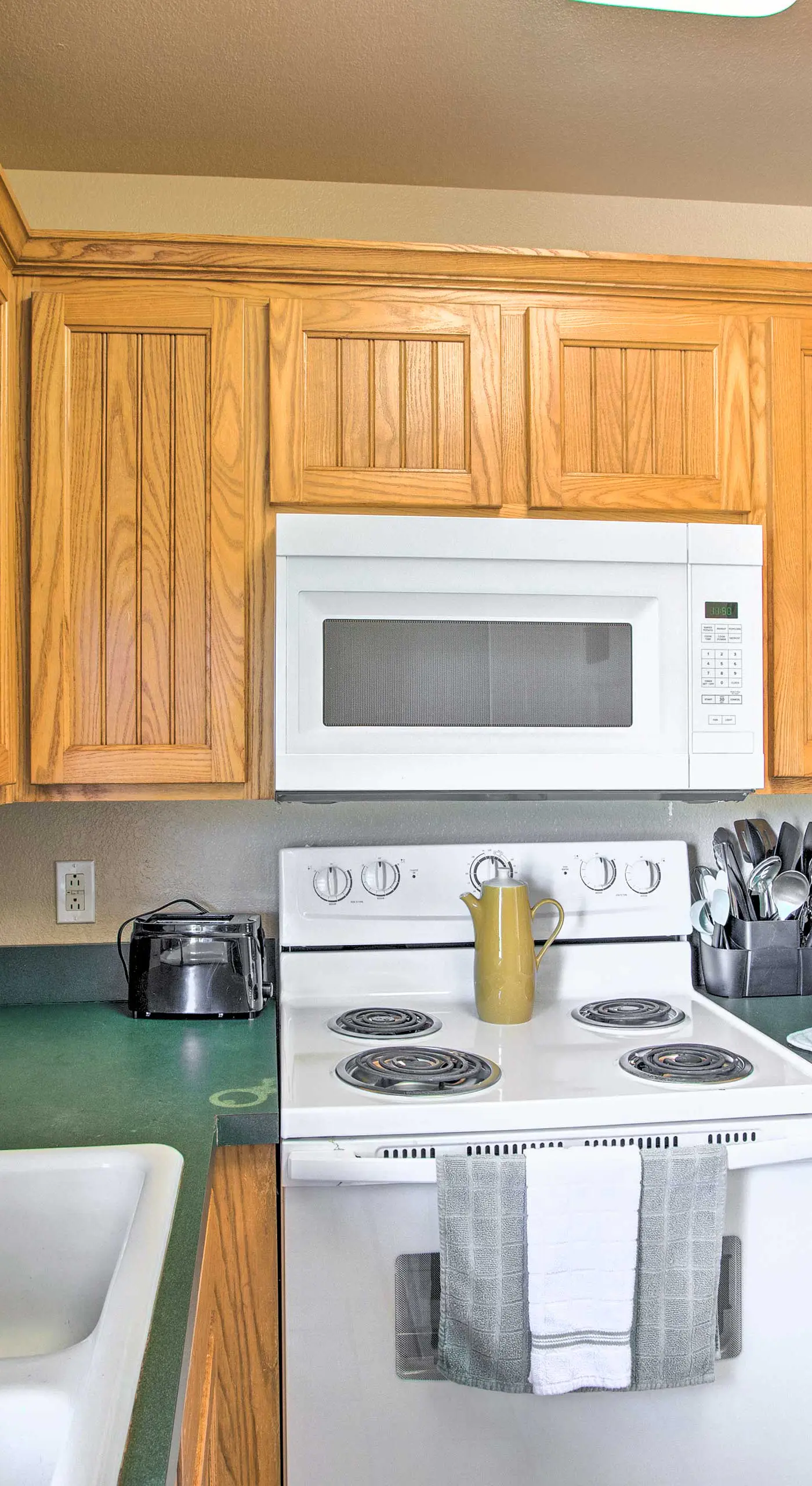 Pet-Friendly Efficiency Cottage w/ Pool!