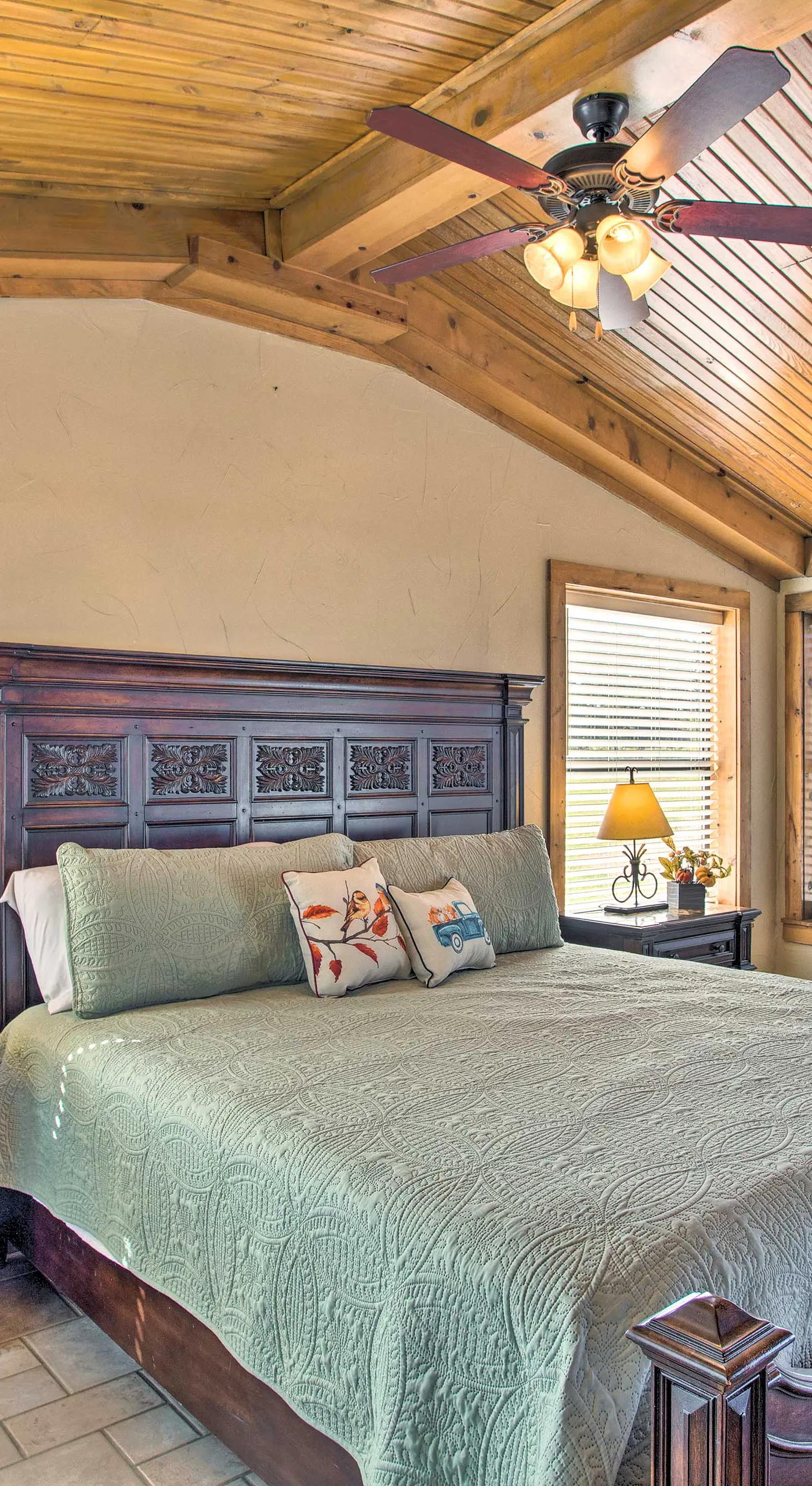Pet-Friendly Efficiency Cottage w/ Pool!