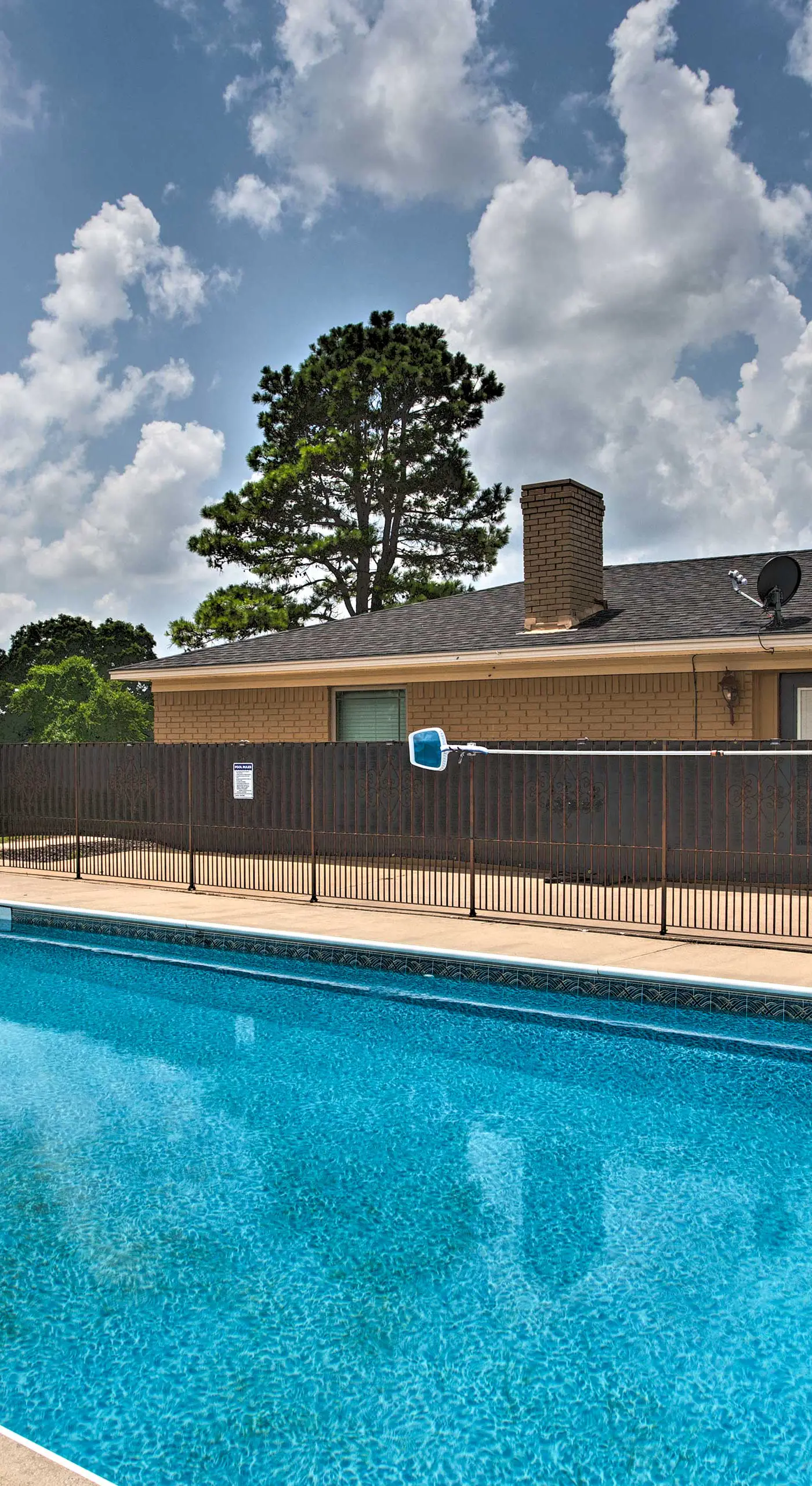 Pet-Friendly Efficiency Cottage w/ Pool!