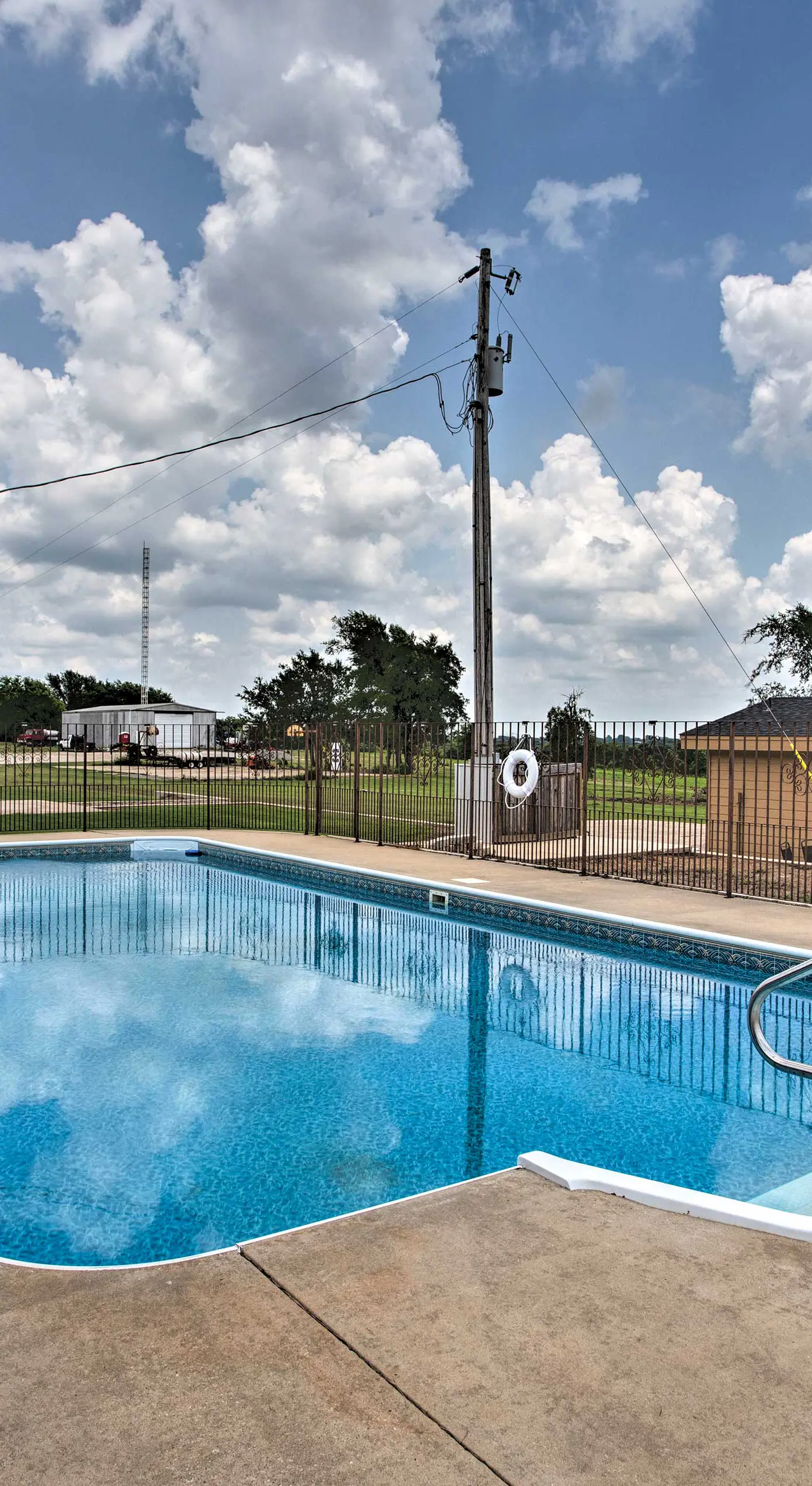 Pet-Friendly Efficiency Cottage w/ Pool!