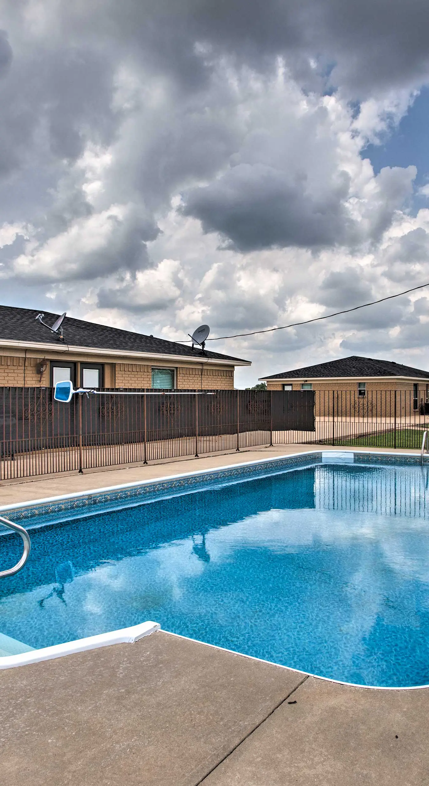 Pet-Friendly Efficiency Cottage w/ Pool!