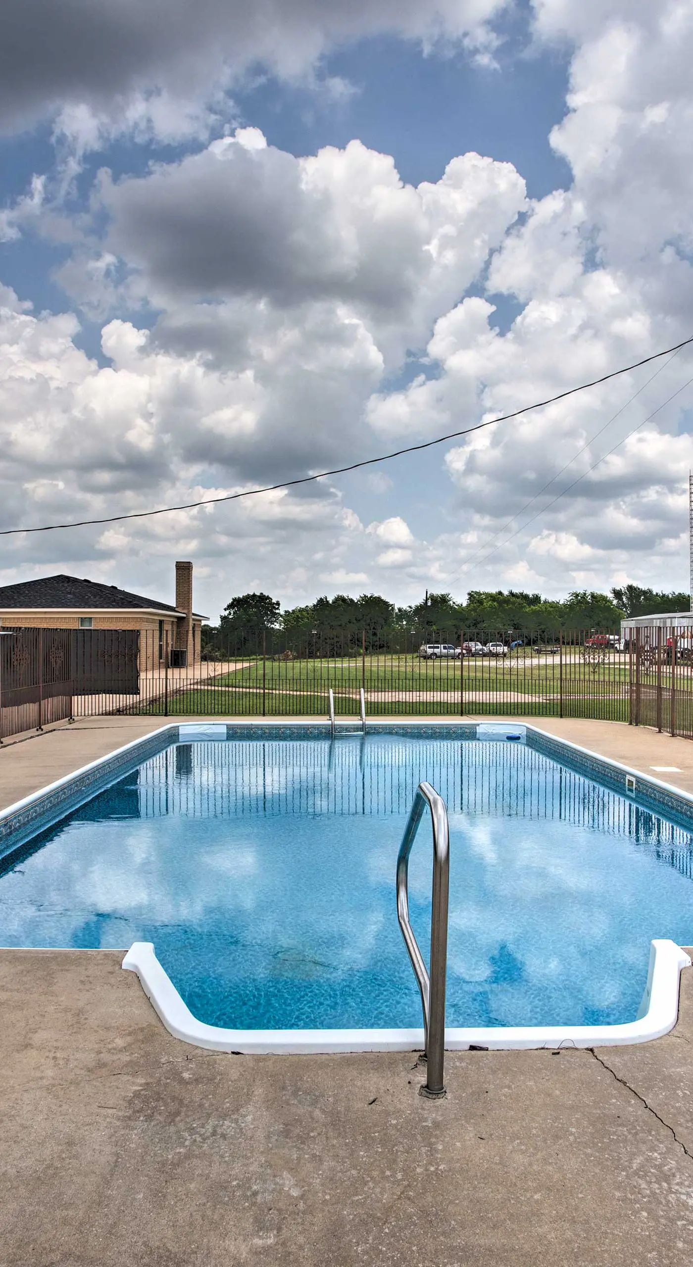 Pet-Friendly Efficiency Cottage w/ Pool!