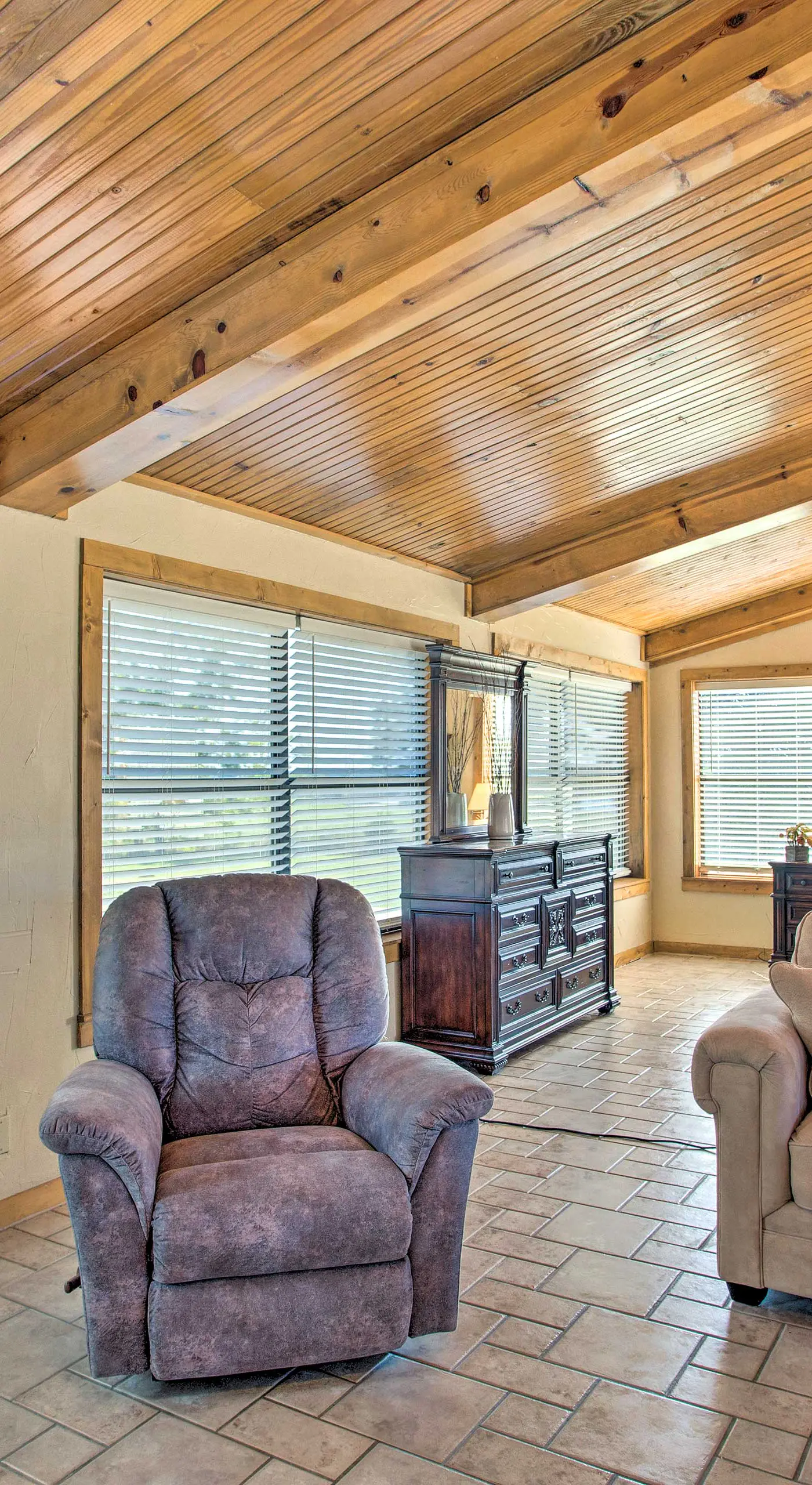 Pet-Friendly Efficiency Cottage w/ Pool!