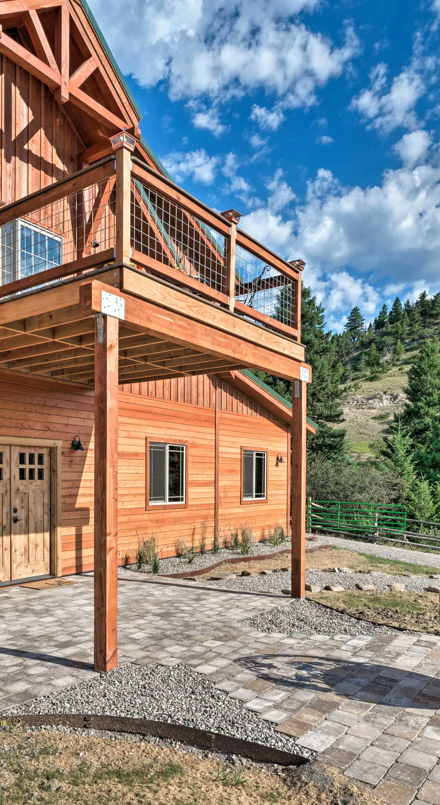 Custom Livingston Apt w/ Balcony + Mountain Views!