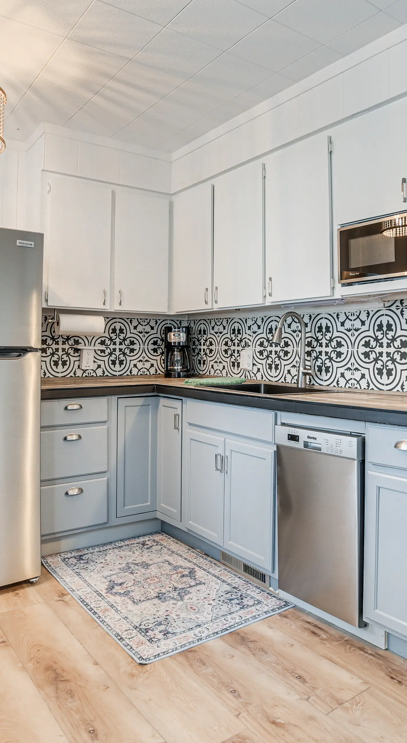 Higgins Lake Cottage w/ Private Fire Pit & Grill!
