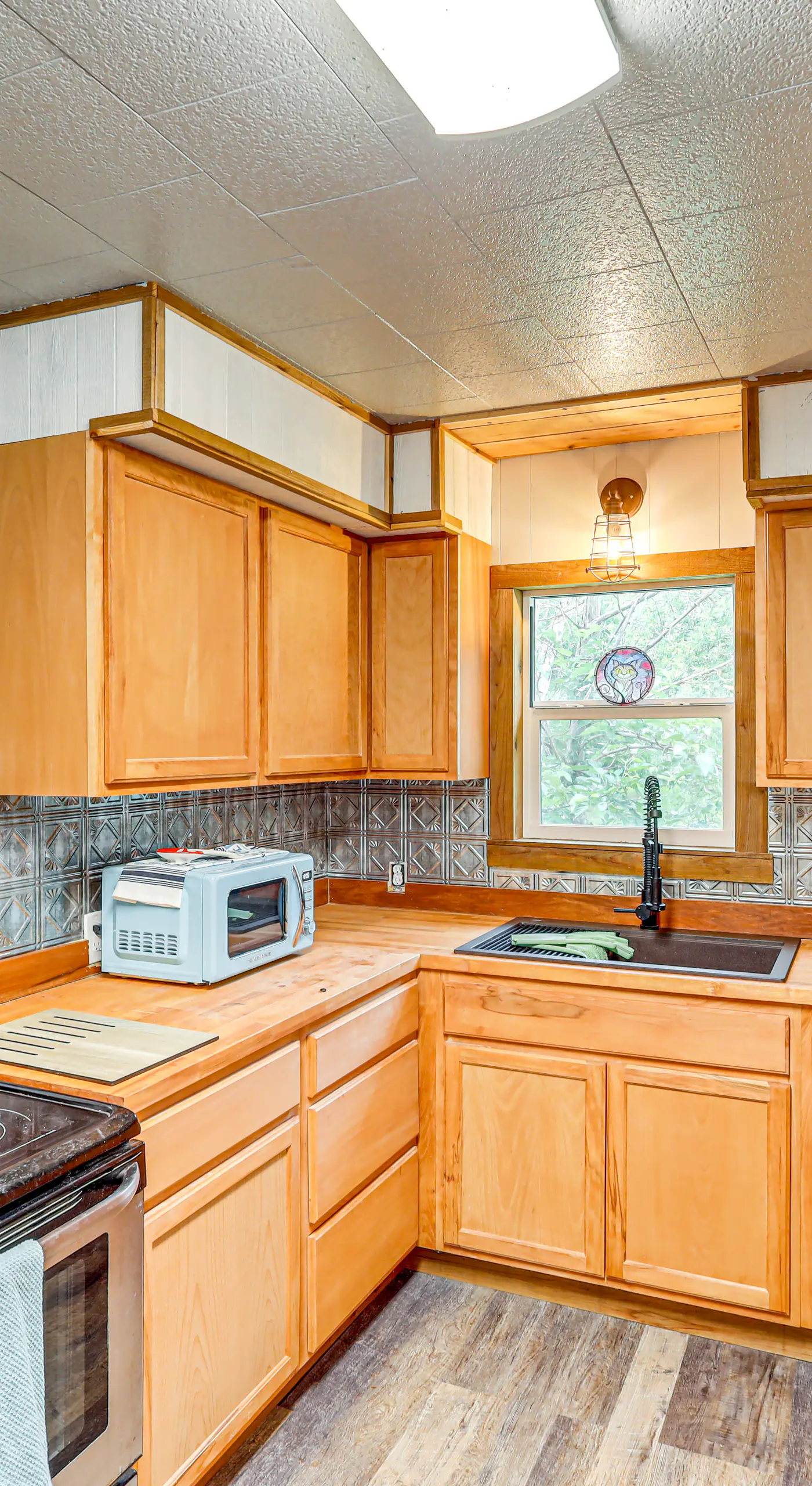 Deck, Hot Tub & Lake View: Brownwood Home!