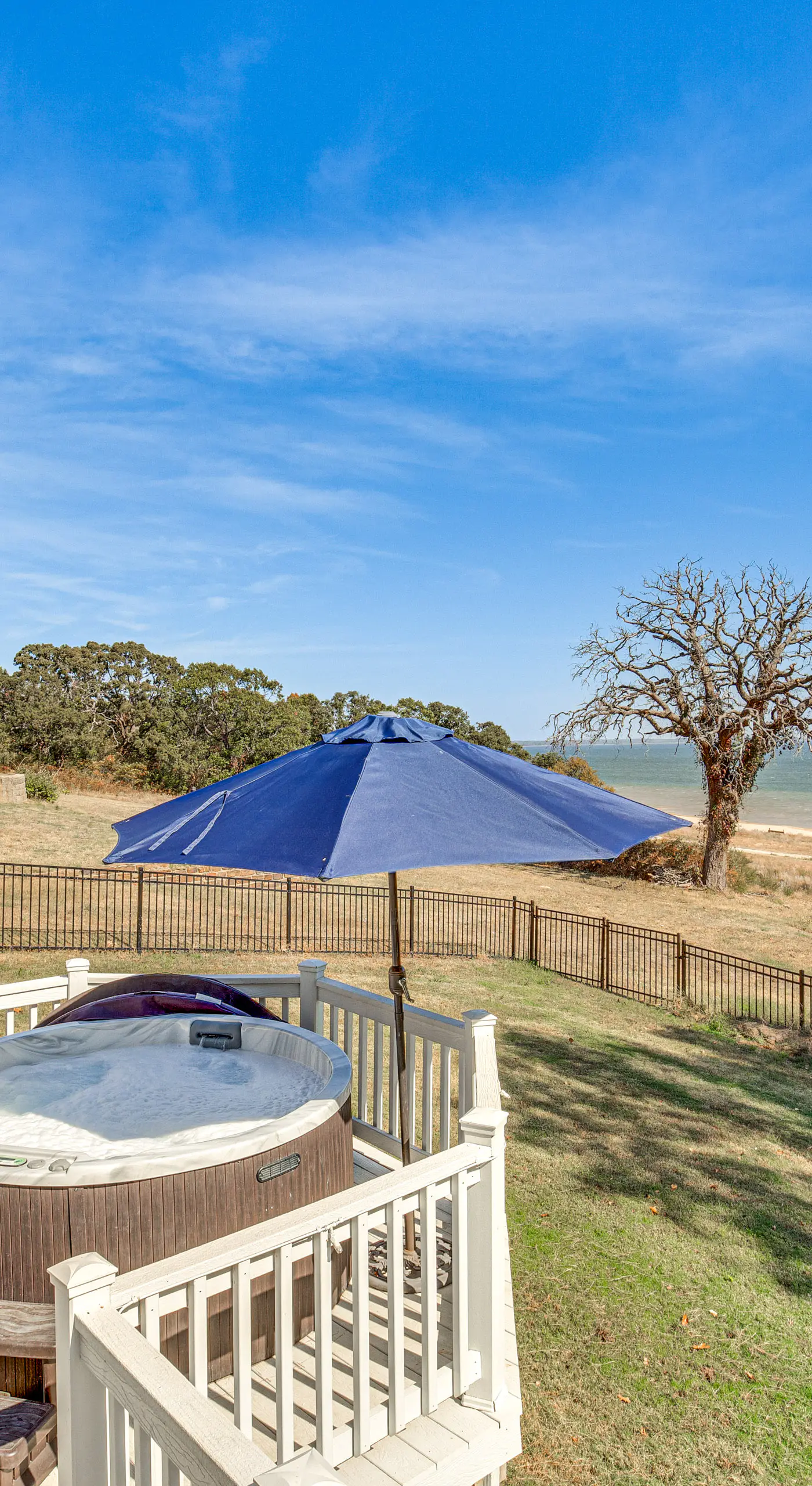 300 Feet to Lake Texoma: Modern Home w/ Deck!