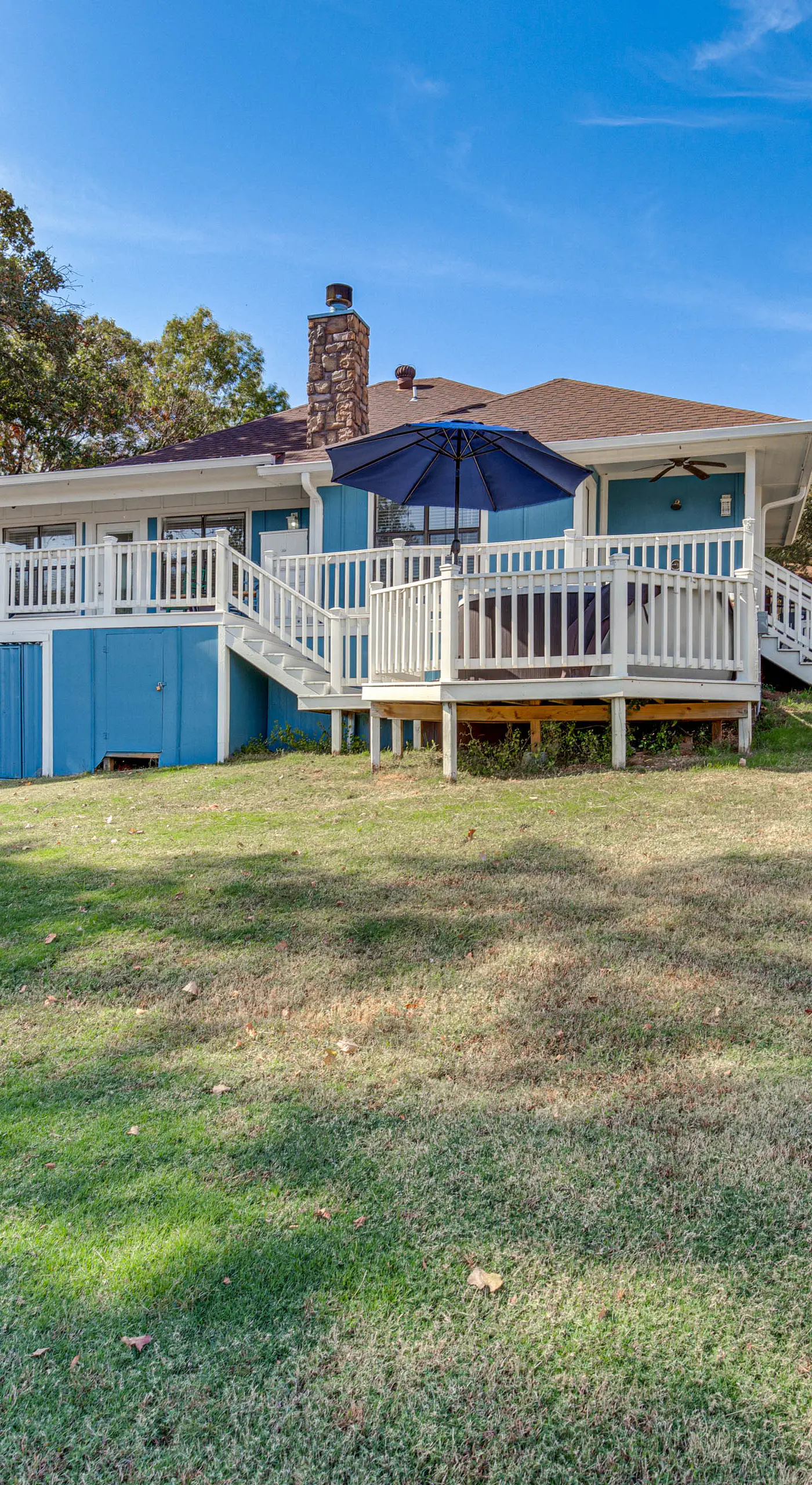 300 Feet to Lake Texoma: Modern Home w/ Deck!