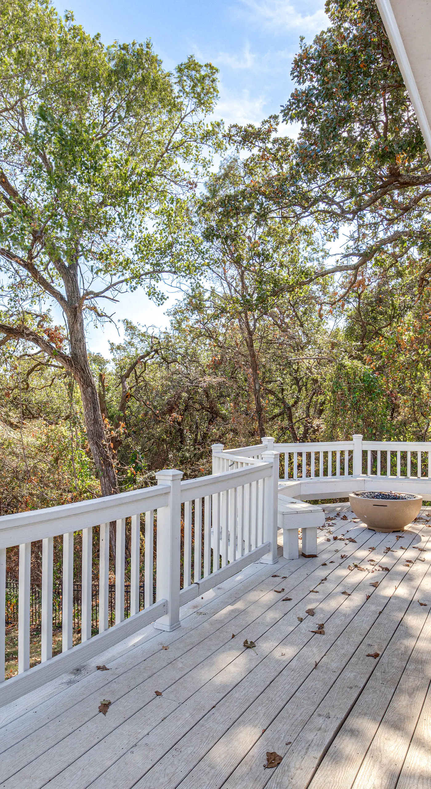 300 Feet to Lake Texoma: Modern Home w/ Deck!