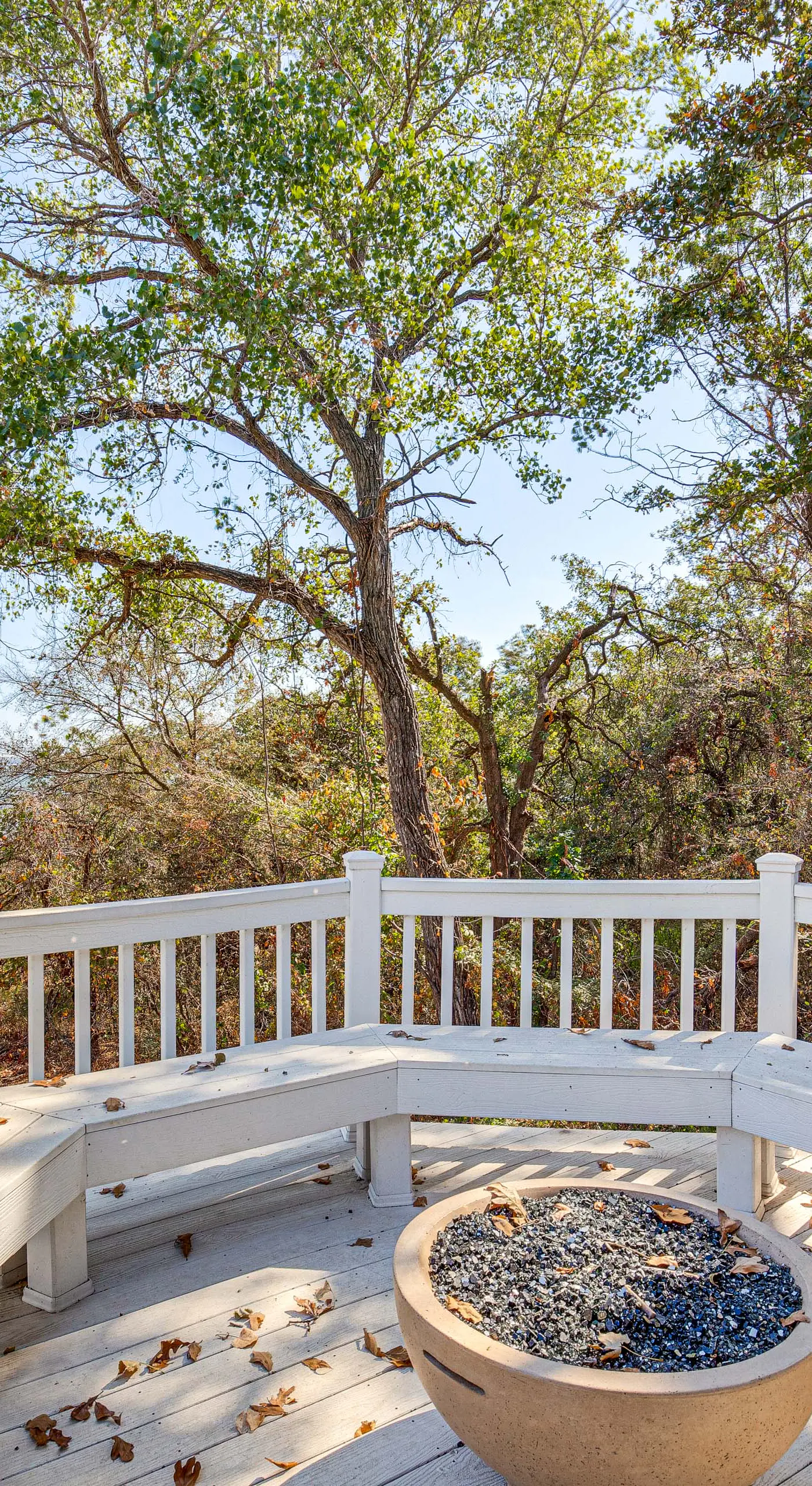 300 Feet to Lake Texoma: Modern Home w/ Deck!