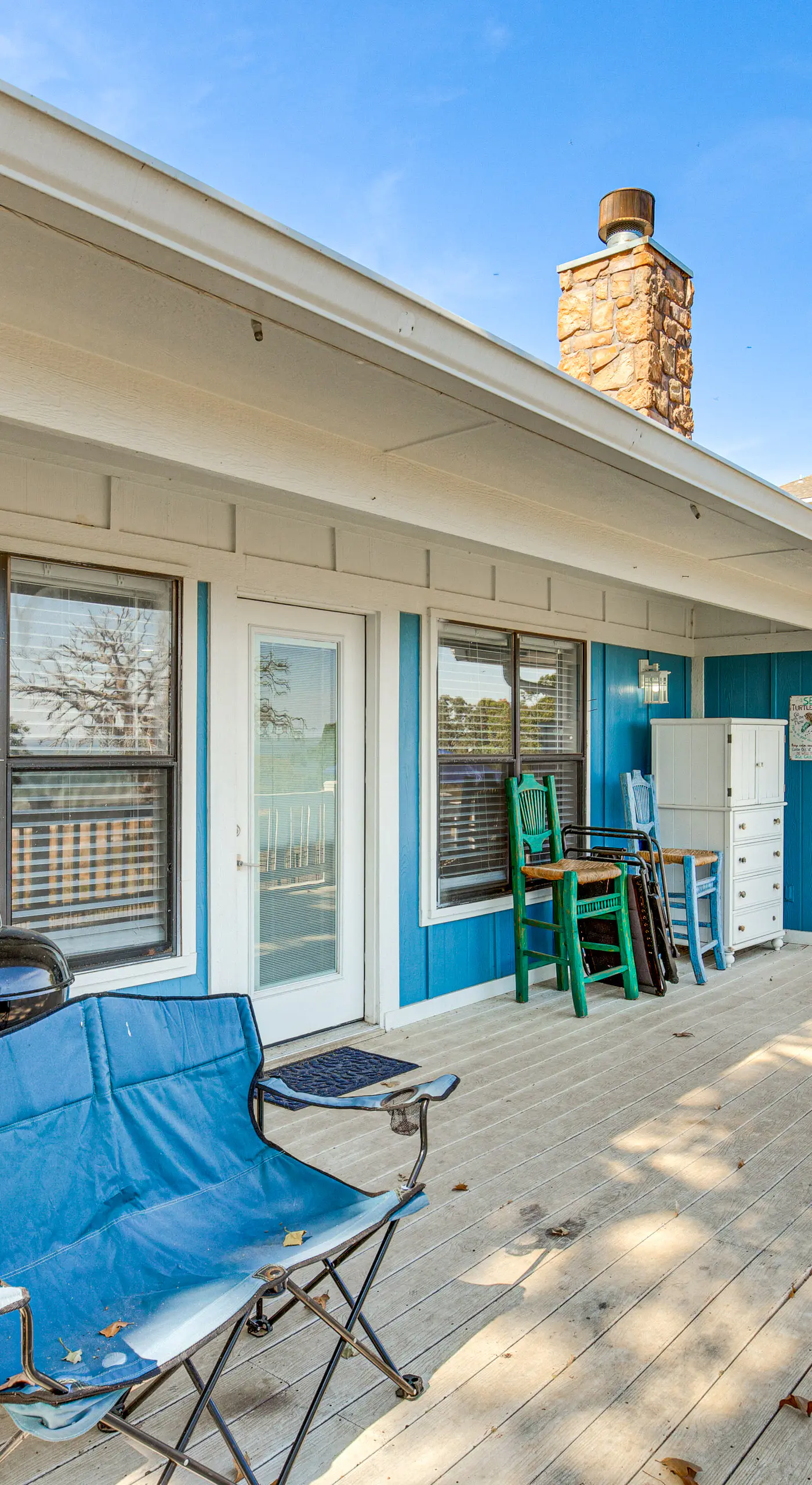300 Feet to Lake Texoma: Modern Home w/ Deck!