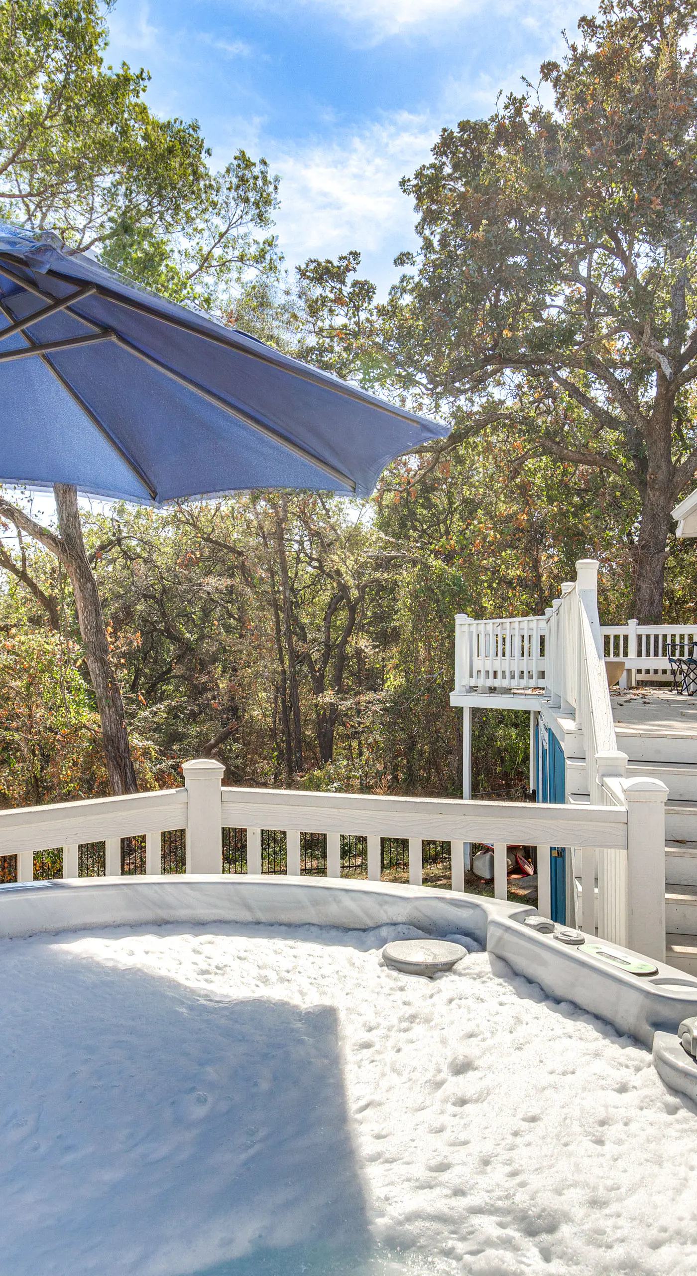 300 Feet to Lake Texoma: Modern Home w/ Deck!