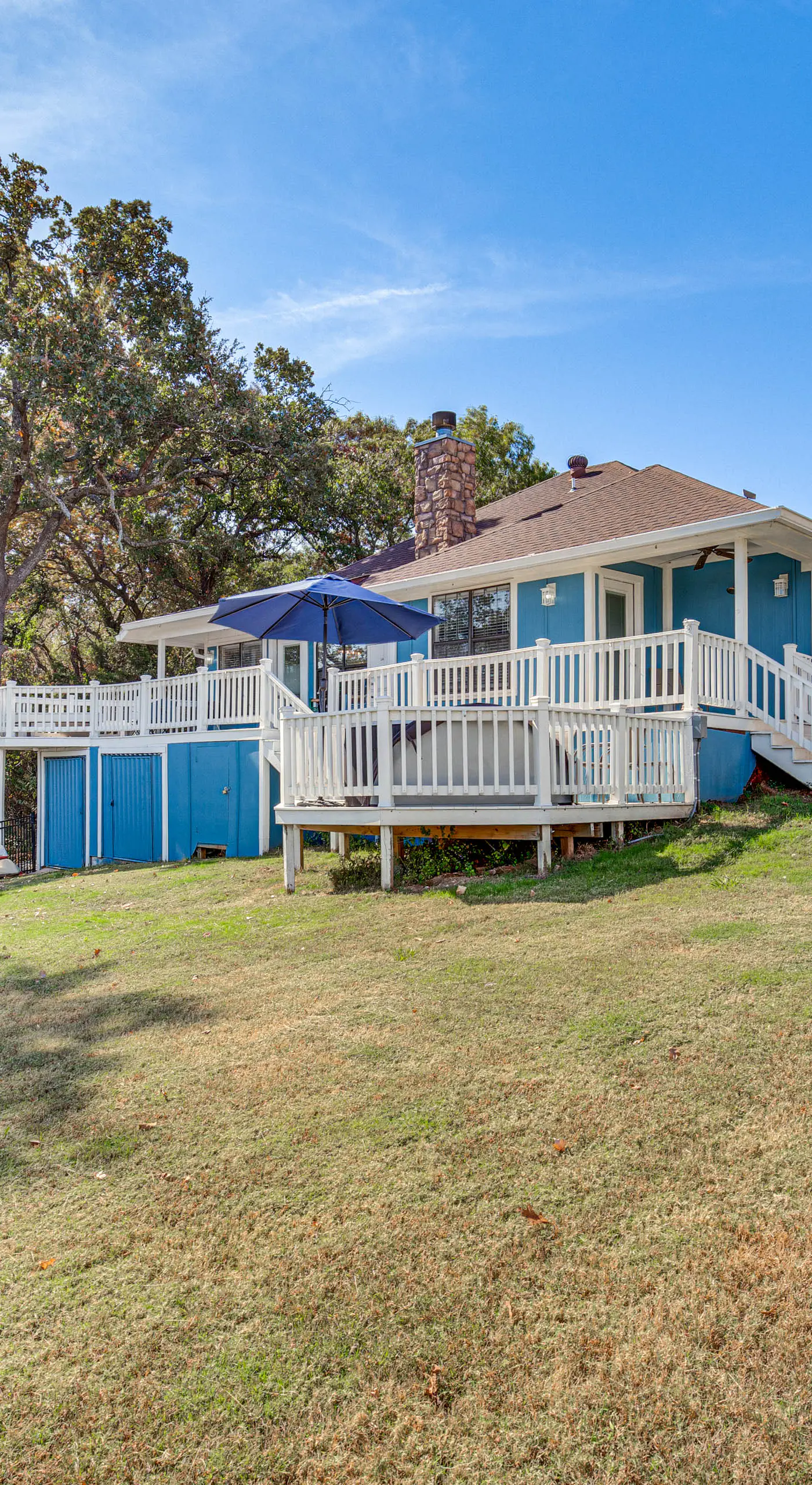 300 Feet to Lake Texoma: Modern Home w/ Deck!