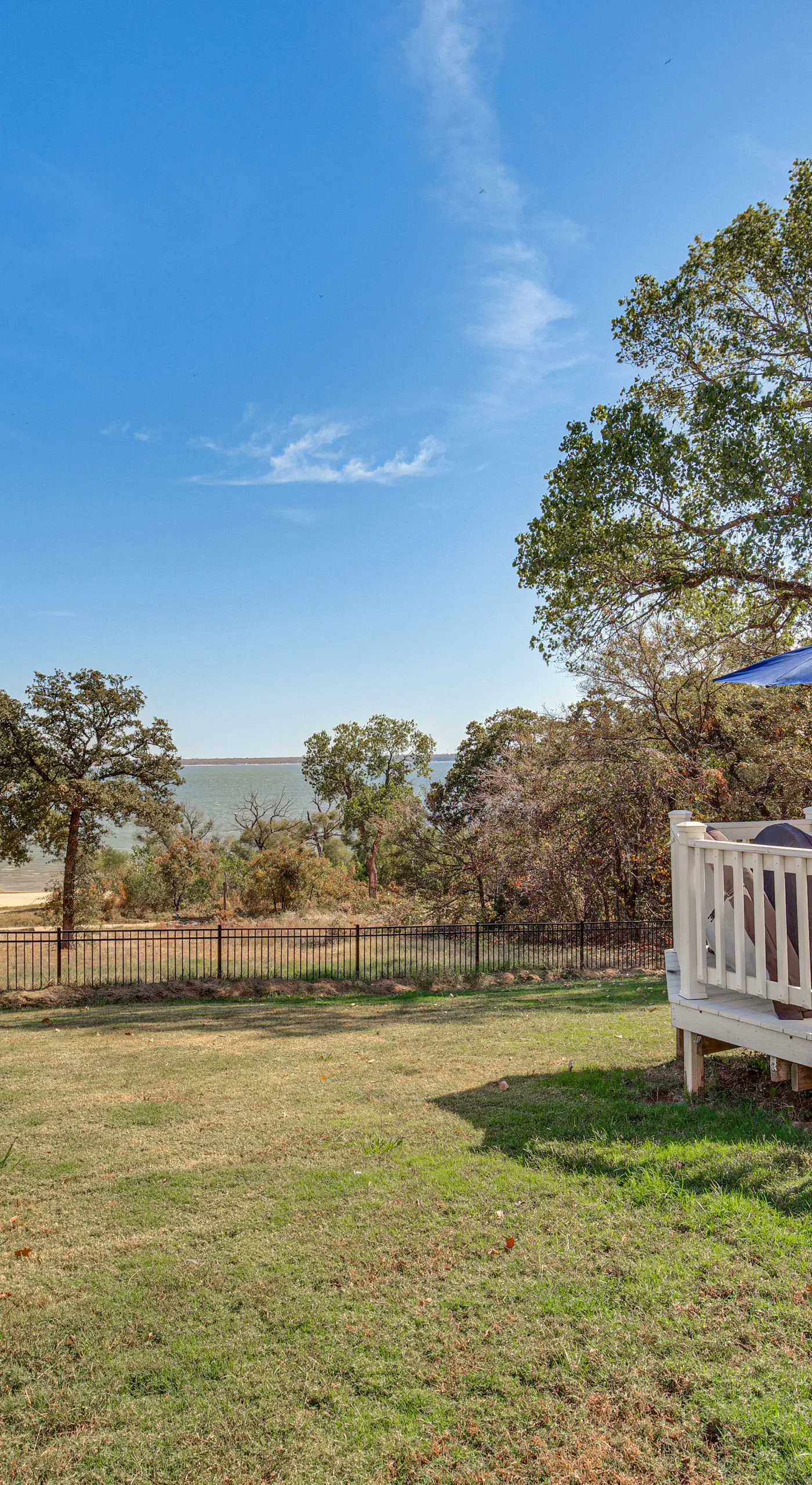 300 Feet to Lake Texoma: Modern Home w/ Deck!