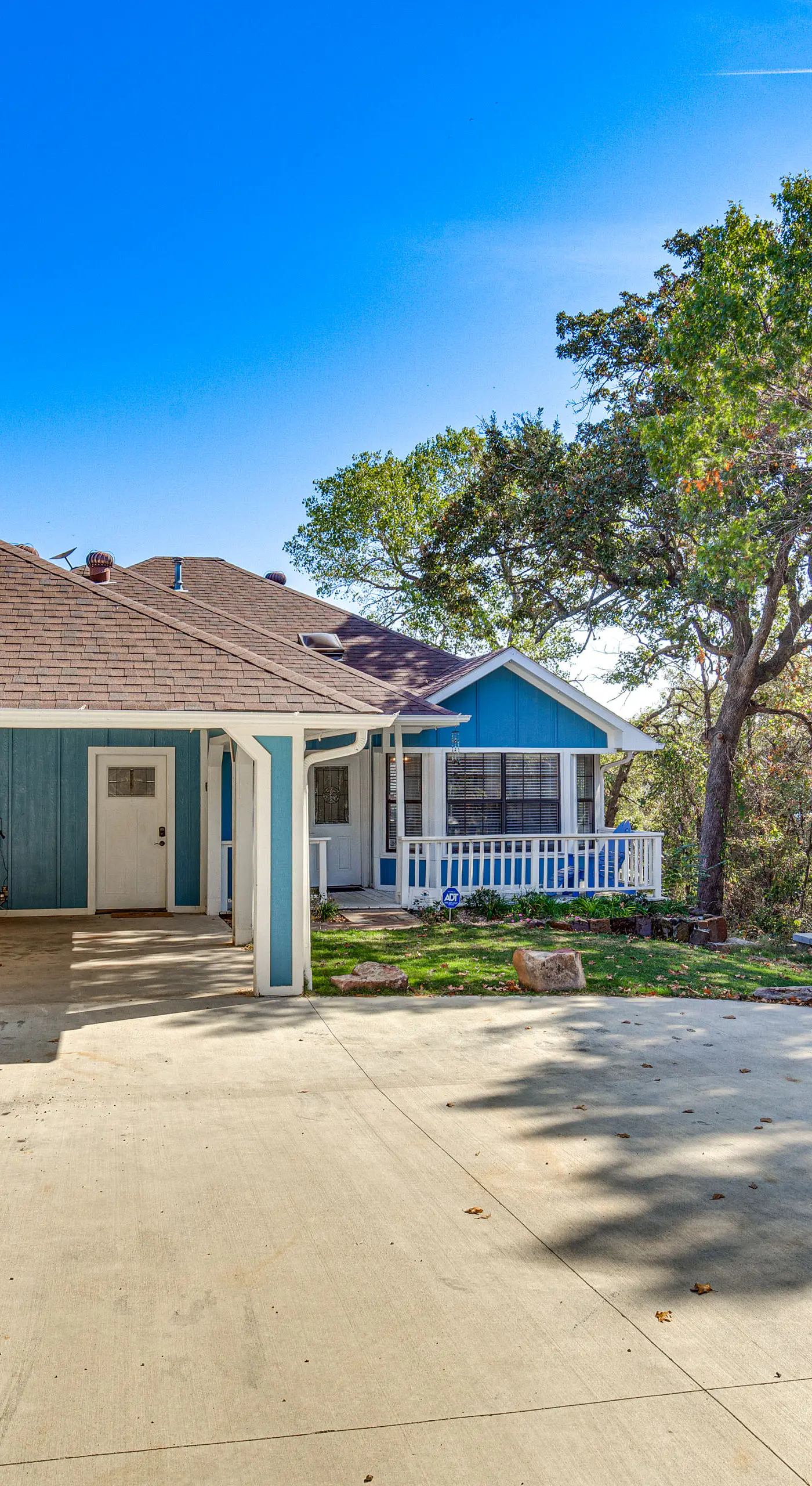300 Feet to Lake Texoma: Modern Home w/ Deck!