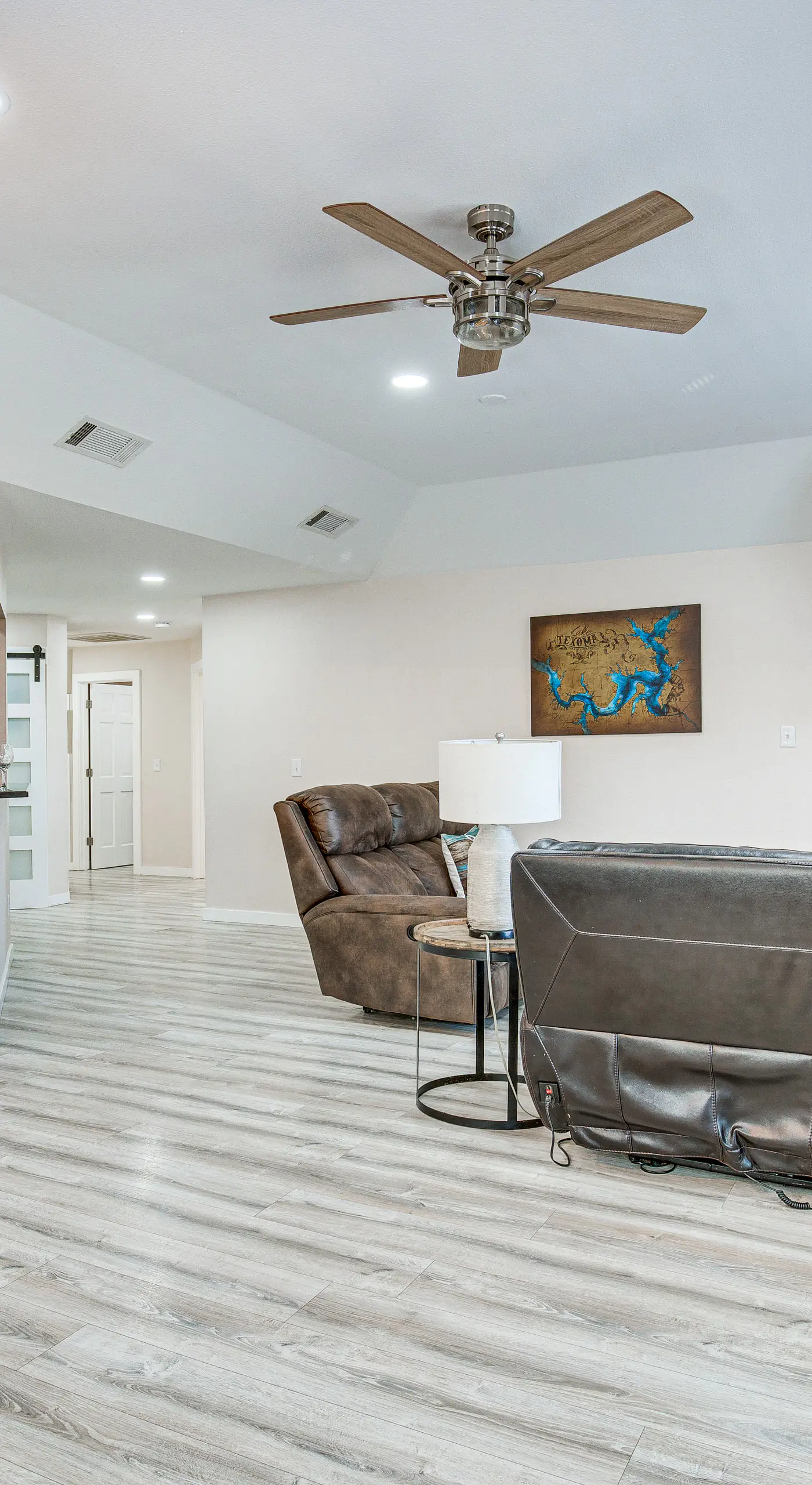 300 Feet to Lake Texoma: Modern Home w/ Deck!