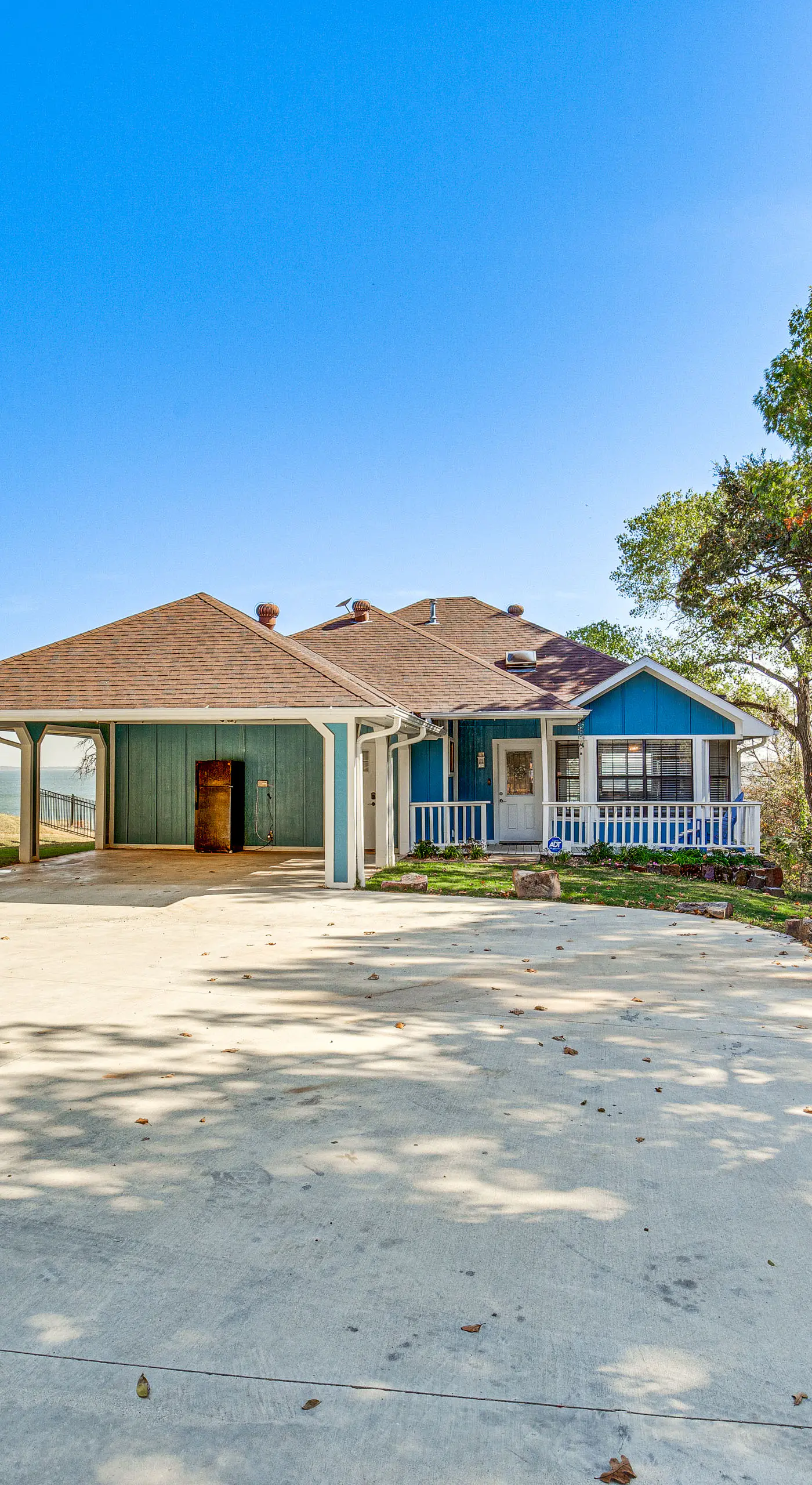 300 Feet to Lake Texoma: Modern Home w/ Deck!