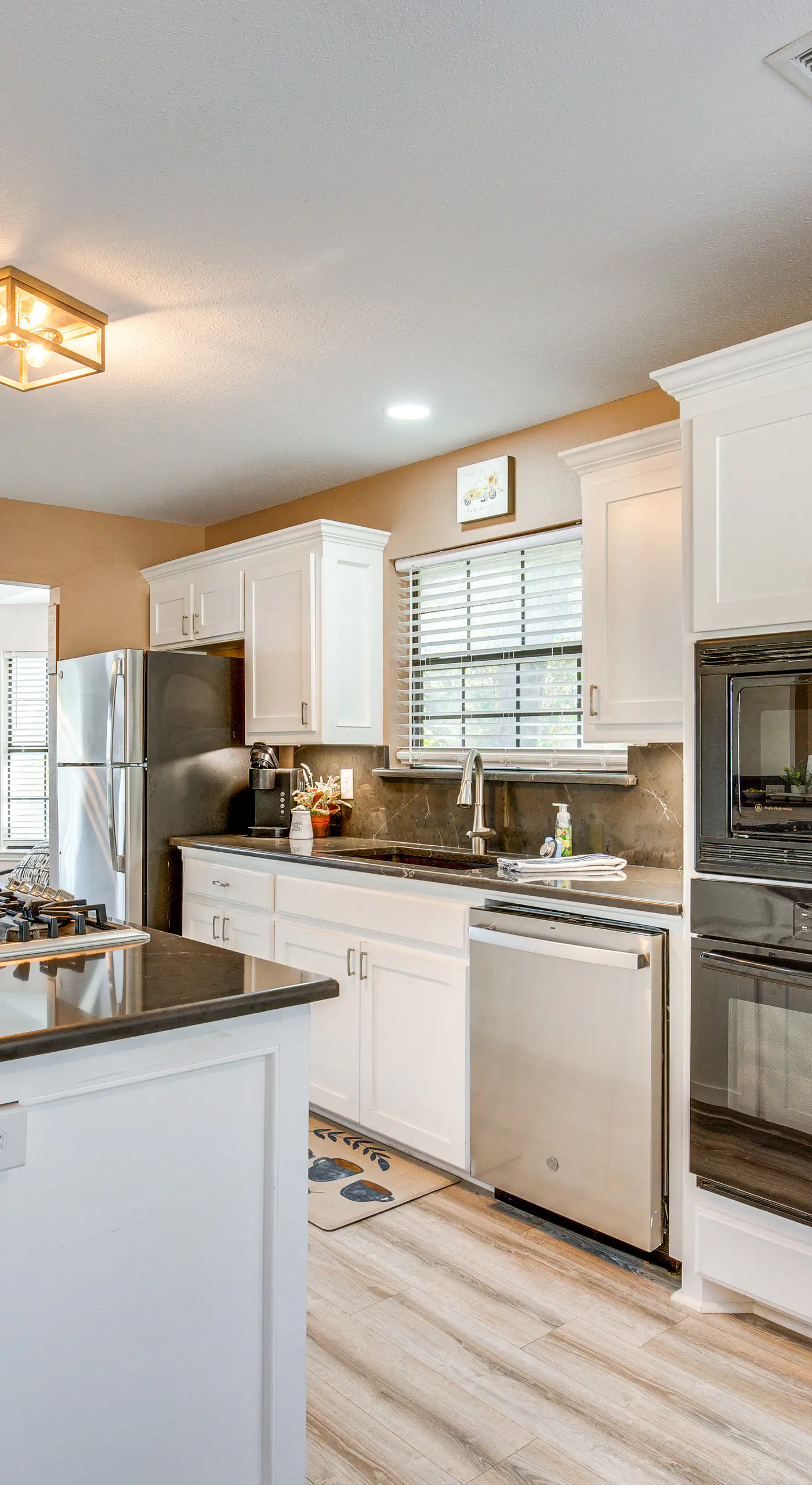 300 Feet to Lake Texoma: Modern Home w/ Deck!