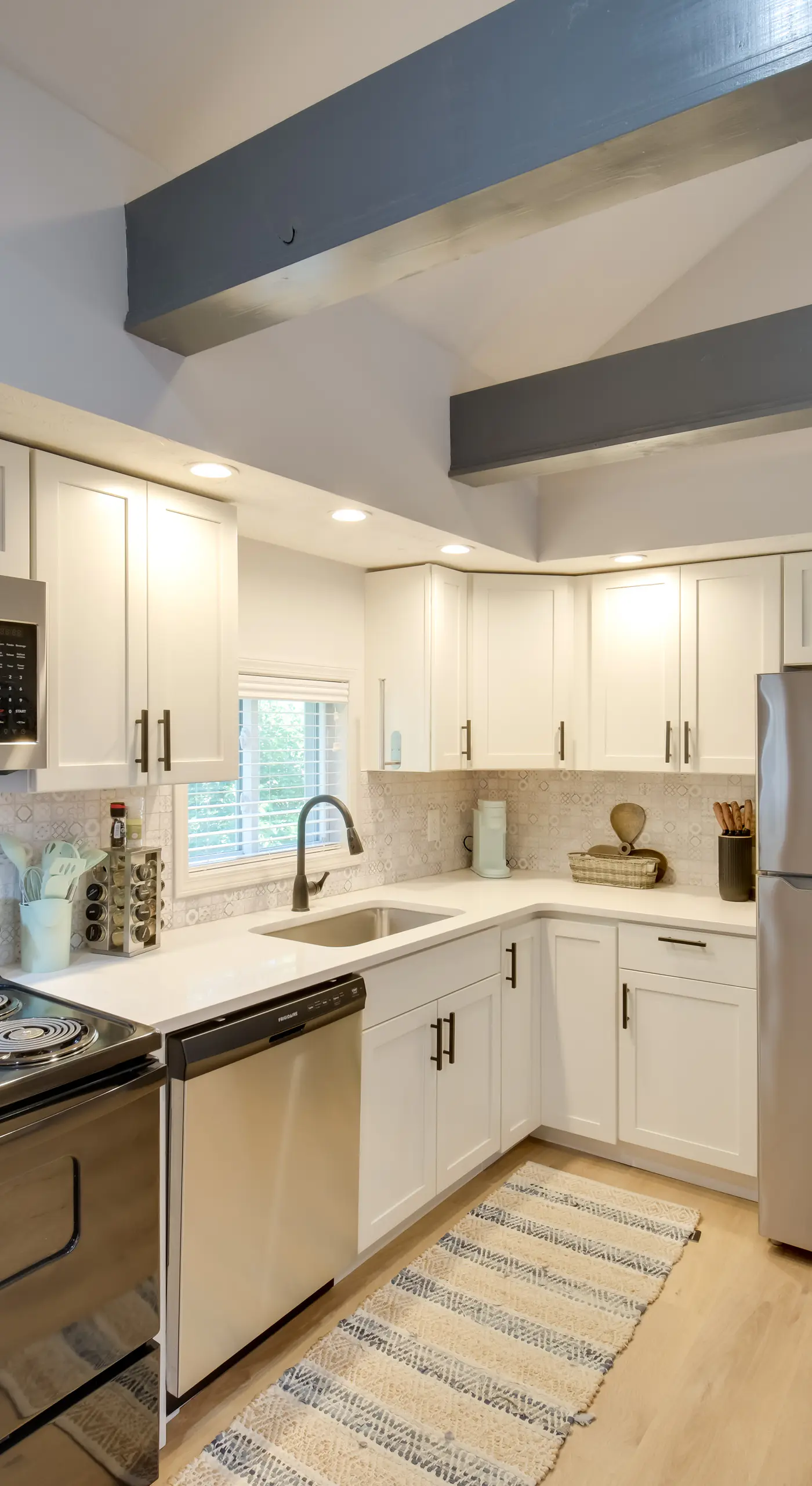 'Wishin & Fishin' Walkable Erie Home By the Beach!