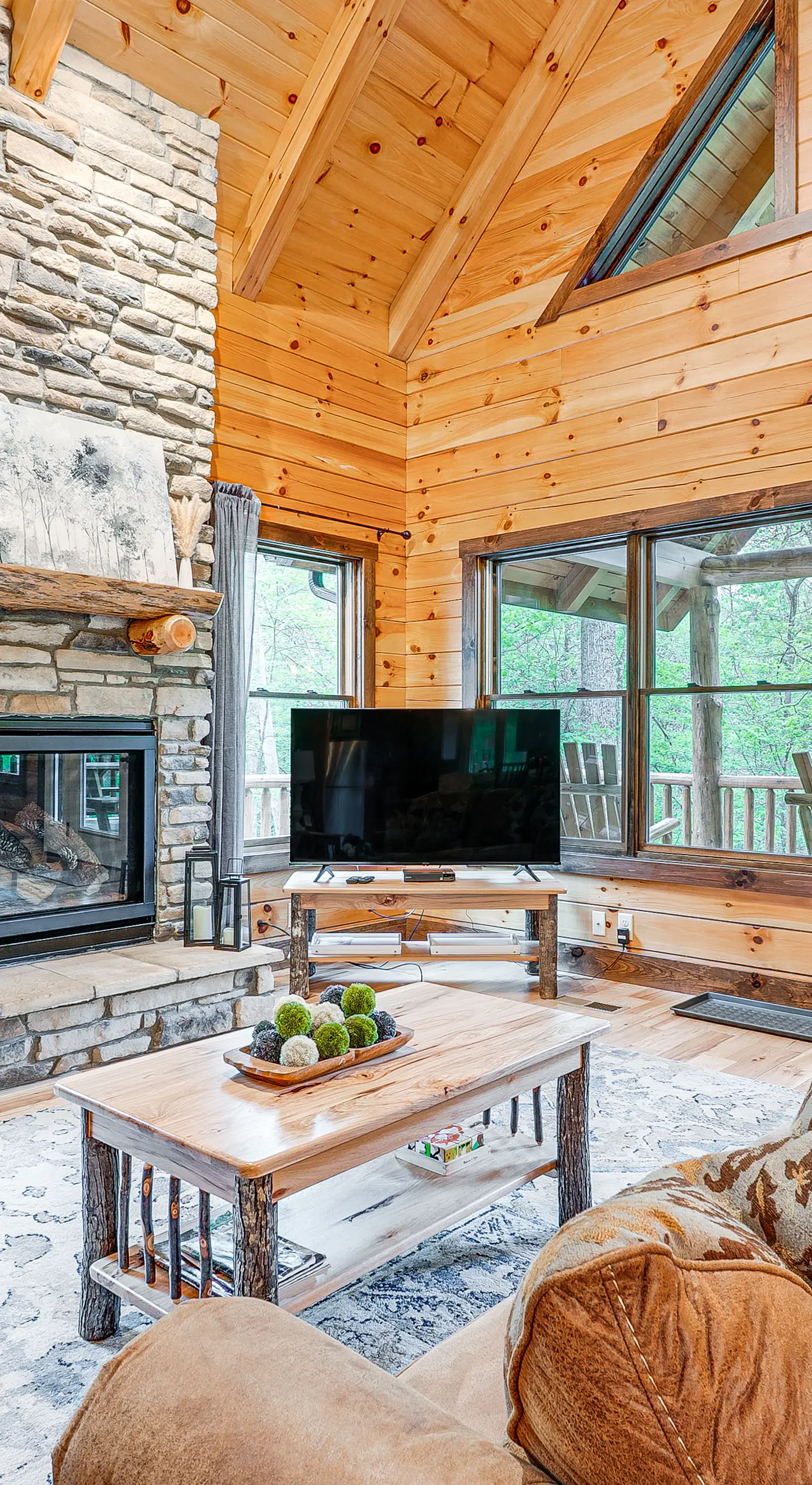 15 Mi to Hocking Hills: Secluded Cabin w/ Hot Tub