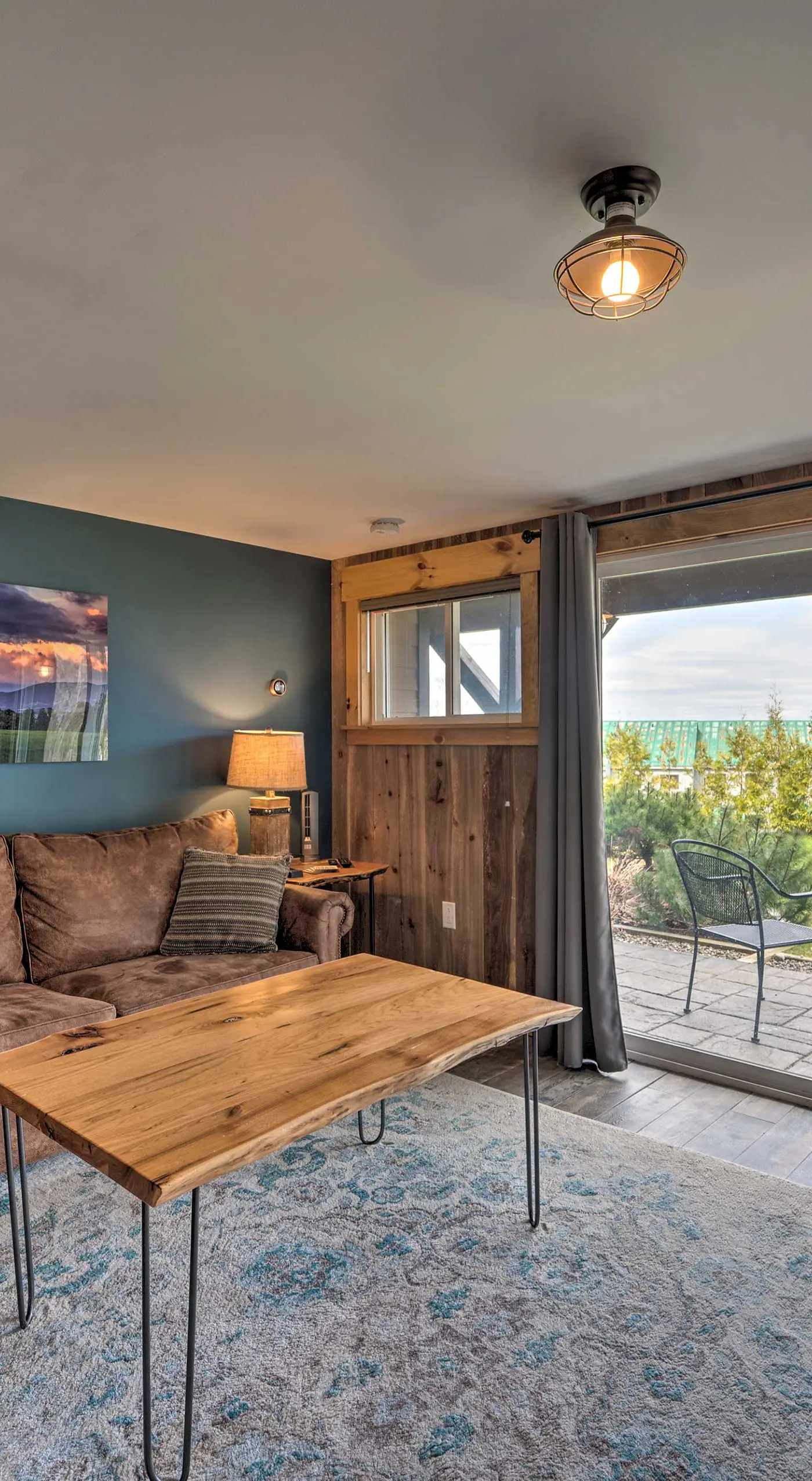 Slopeside Burke Mountain Condo w/ Fireplace!