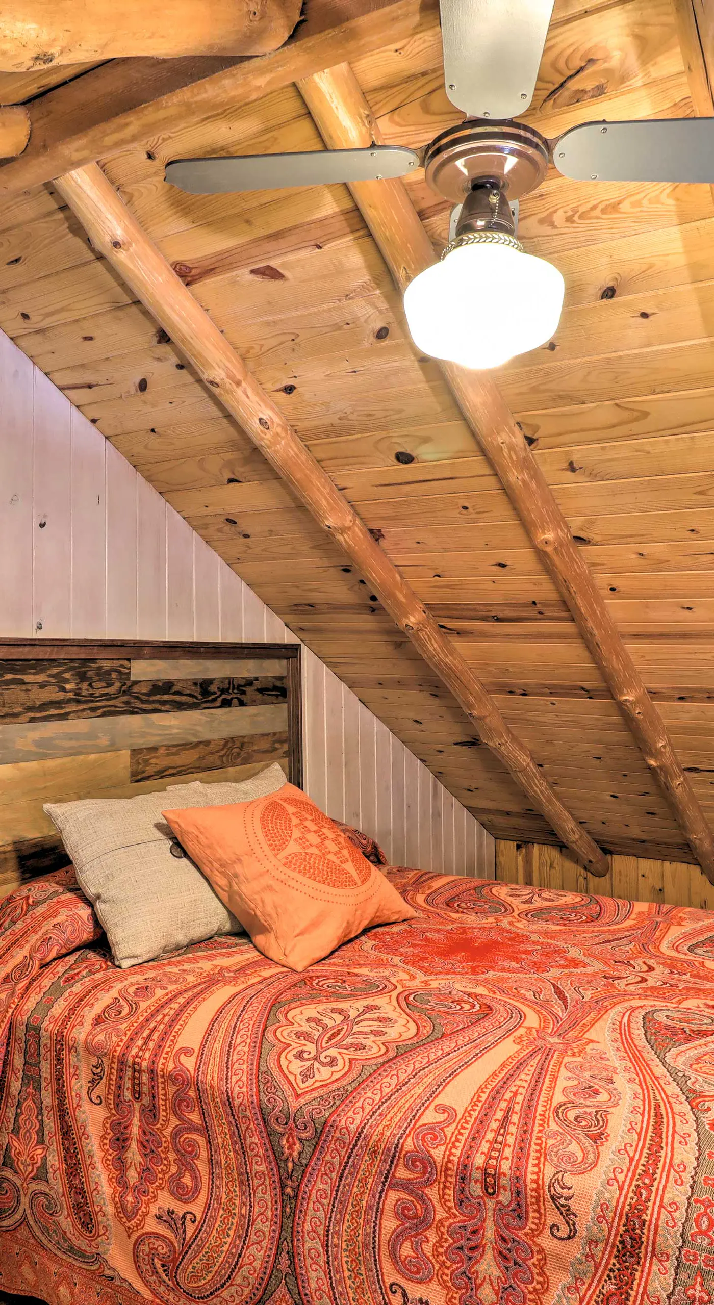 Scenic Greers Ferry Cabin w/ Deck + Fire Pit!
