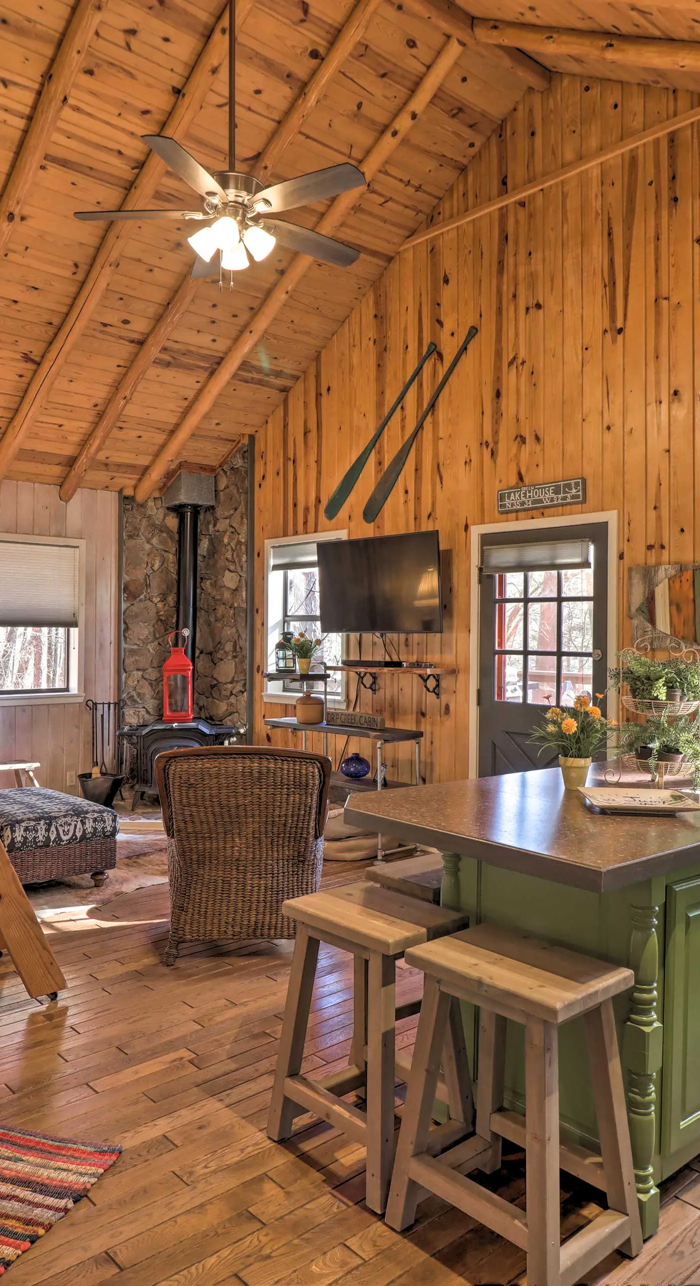 Scenic Greers Ferry Cabin w/ Deck + Fire Pit!