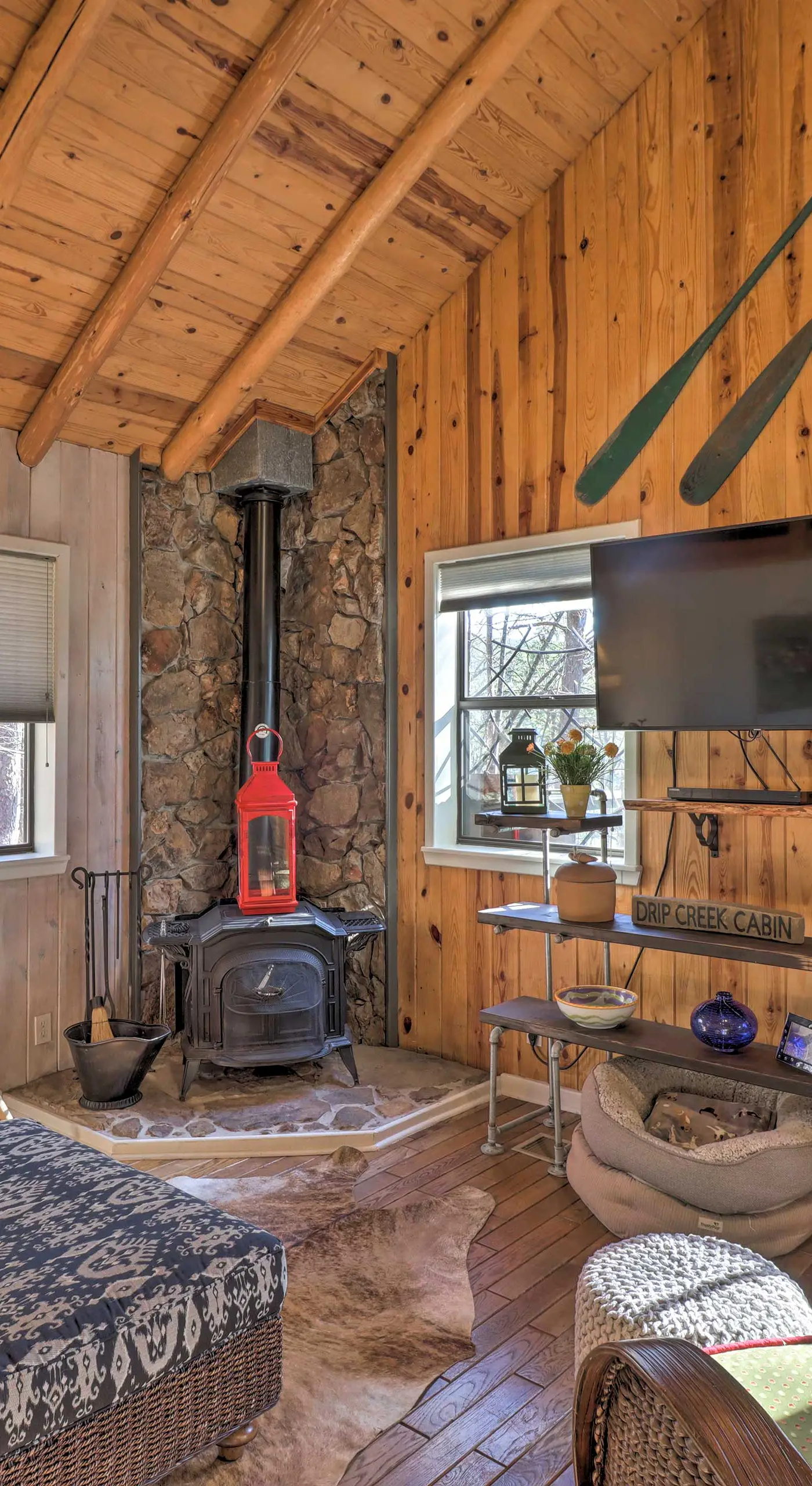 Scenic Greers Ferry Cabin w/ Deck + Fire Pit!