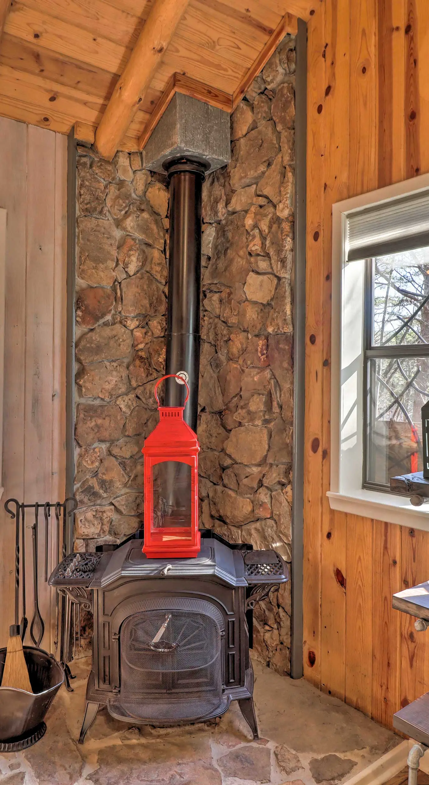 Scenic Greers Ferry Cabin w/ Deck + Fire Pit!