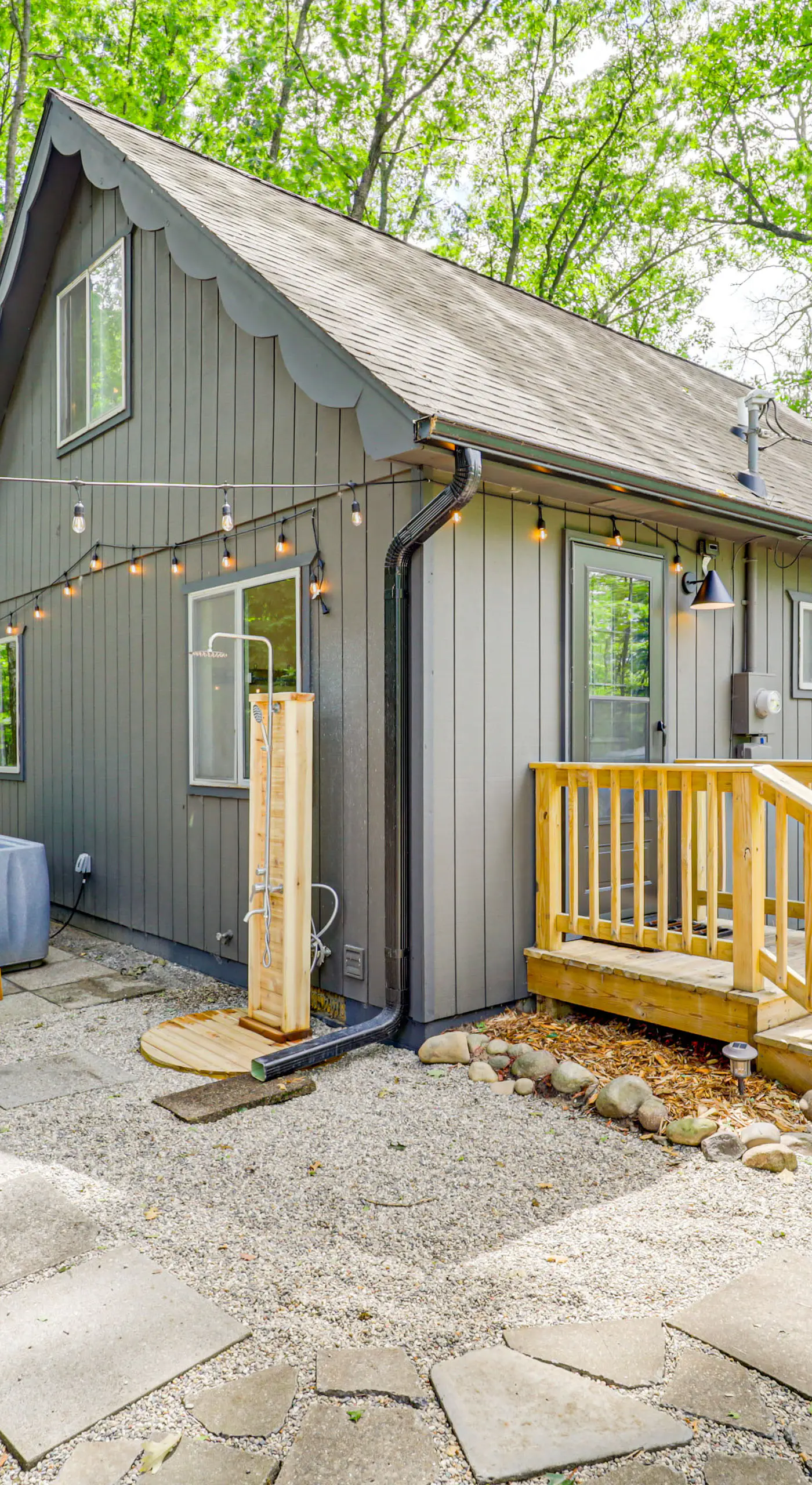 Roscommon Chalet w/ Hot Tub Near Higgins Lake!