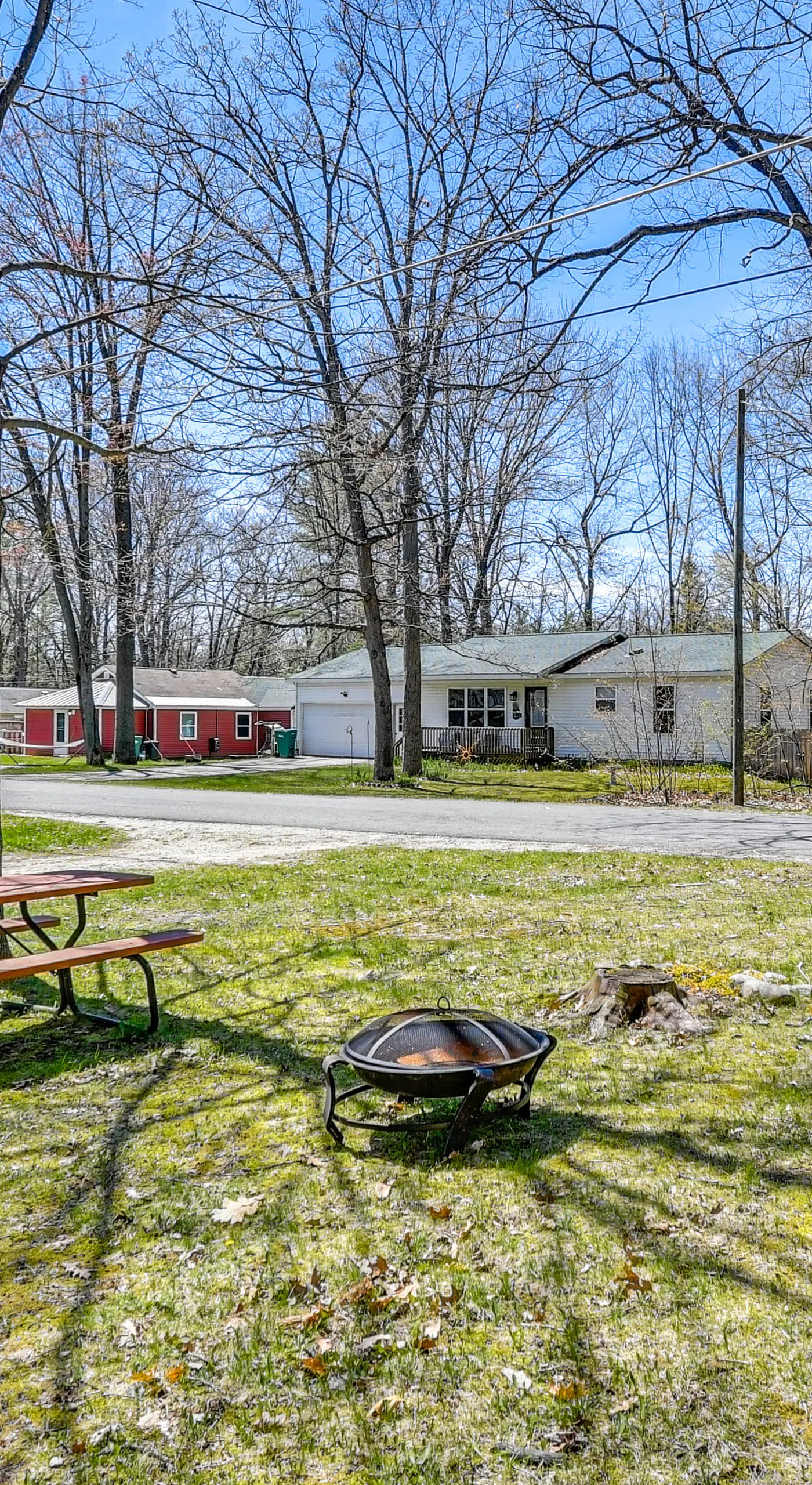 Family-Friendly Cottage: Walk to Lake Access!