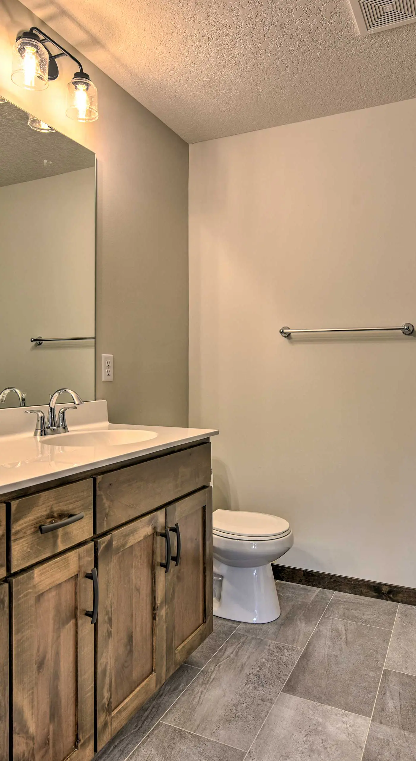 Modern Nisswa Escape w/ Deck: Walk to Gull Lake!
