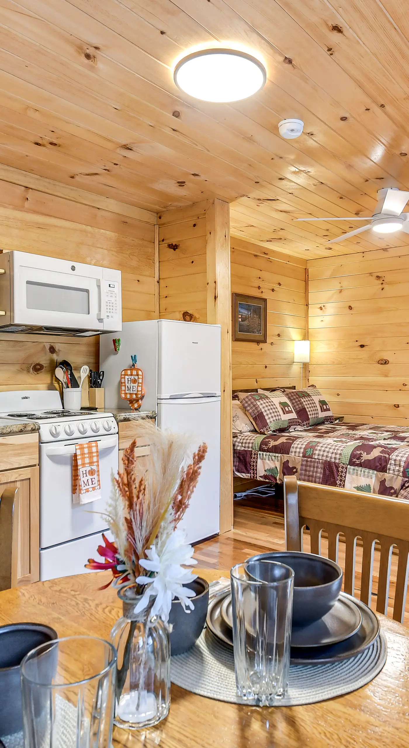 ‘Hudson’s Hideaway Cabin’ on Creek in Beattyville!