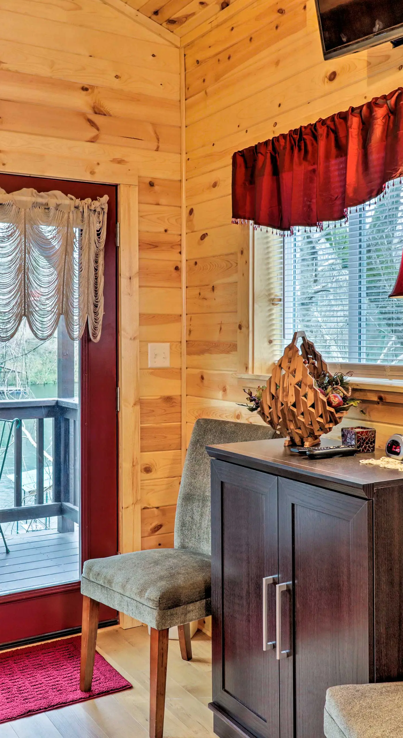 Cozy Heber Springs Cabin w/ Deck & Dock!