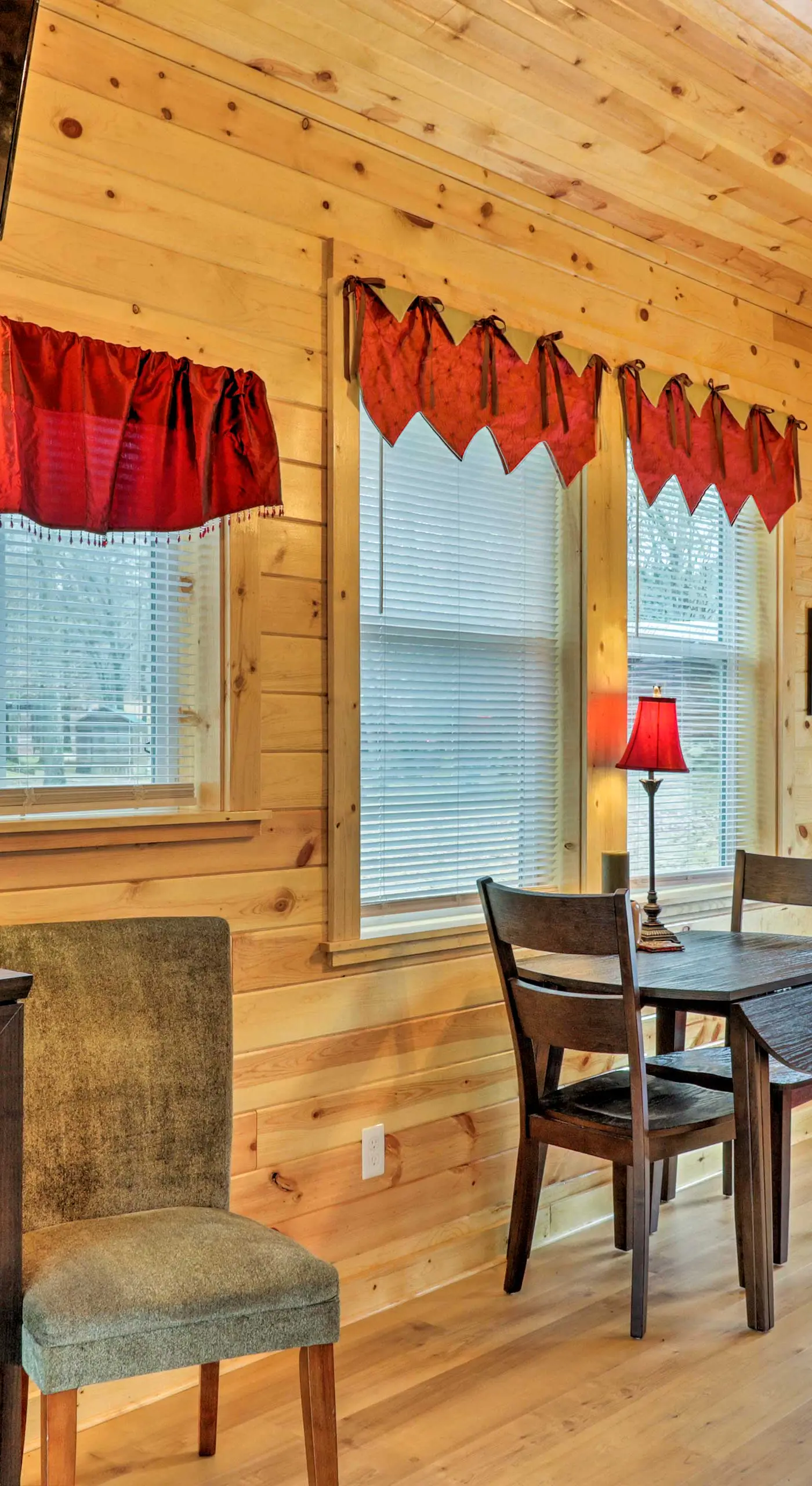 Cozy Heber Springs Cabin w/ Deck & Dock!